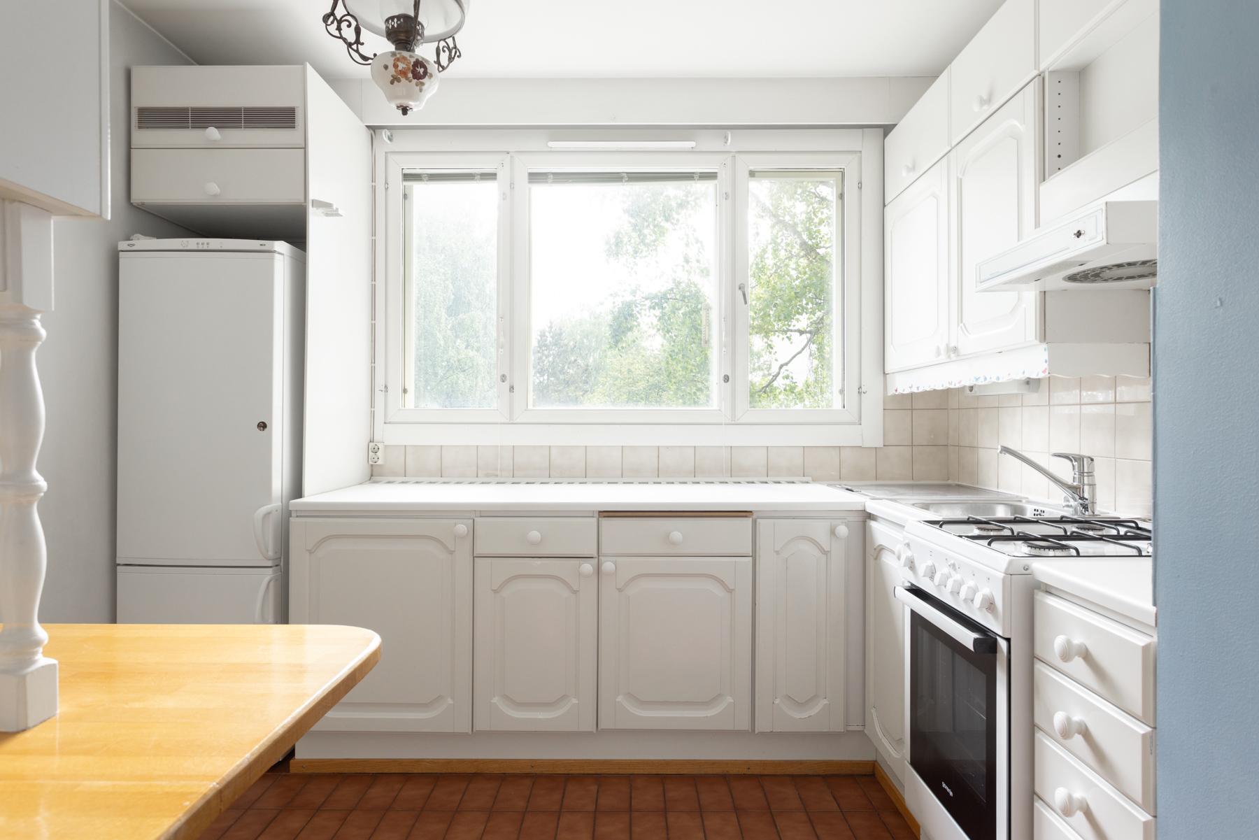 Valoisa keittiö - kaapistoja