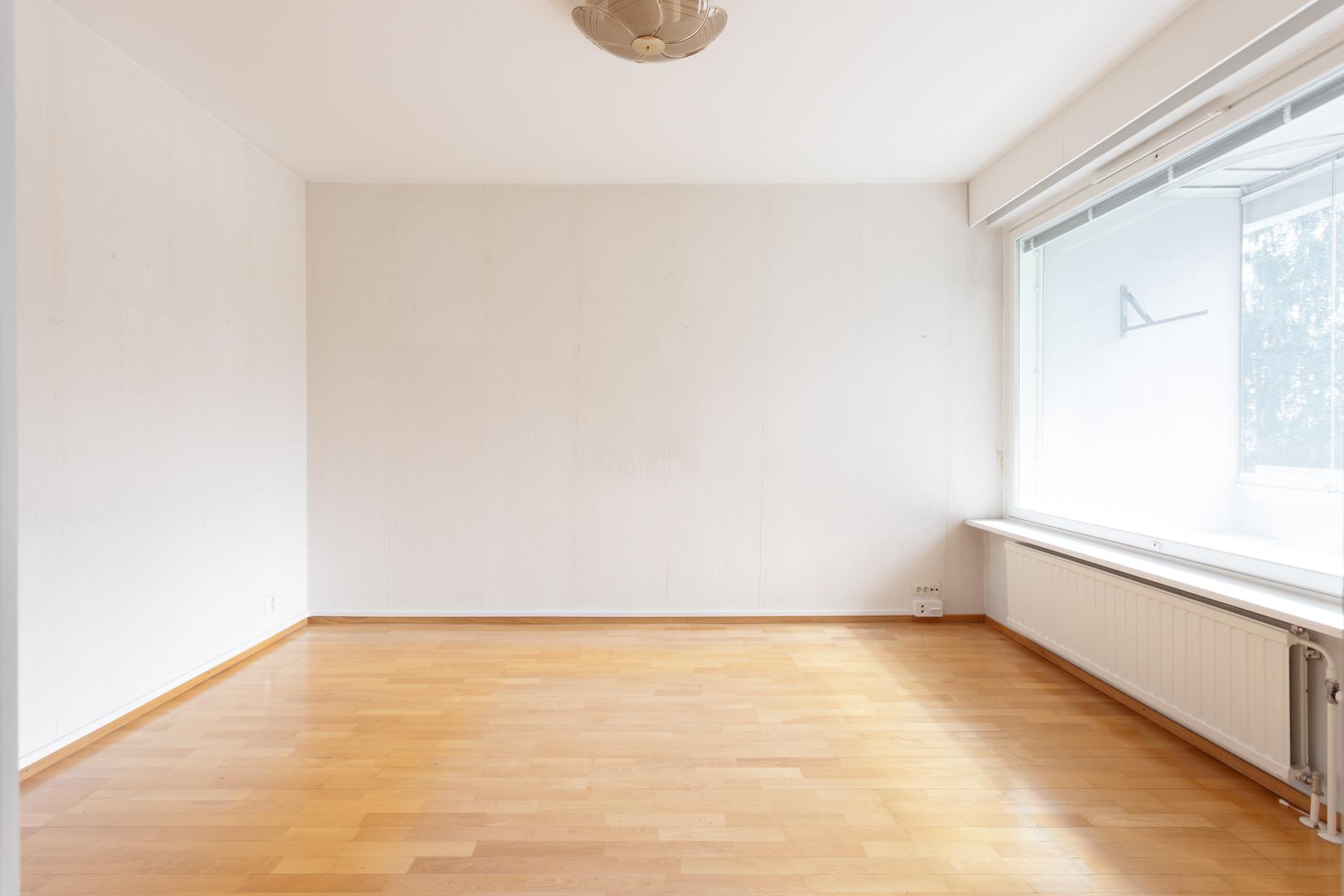 Valoisa olohuone keittiön suunnalta kuvattuna