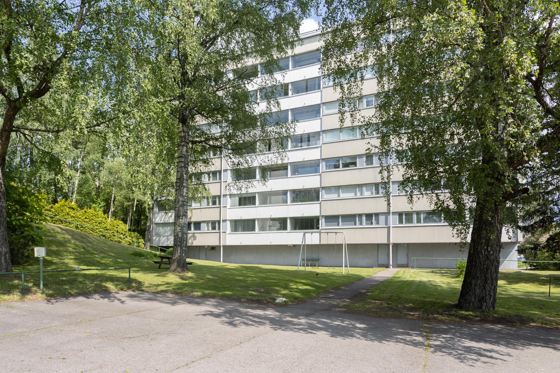 Taloyhtiön takapihaa