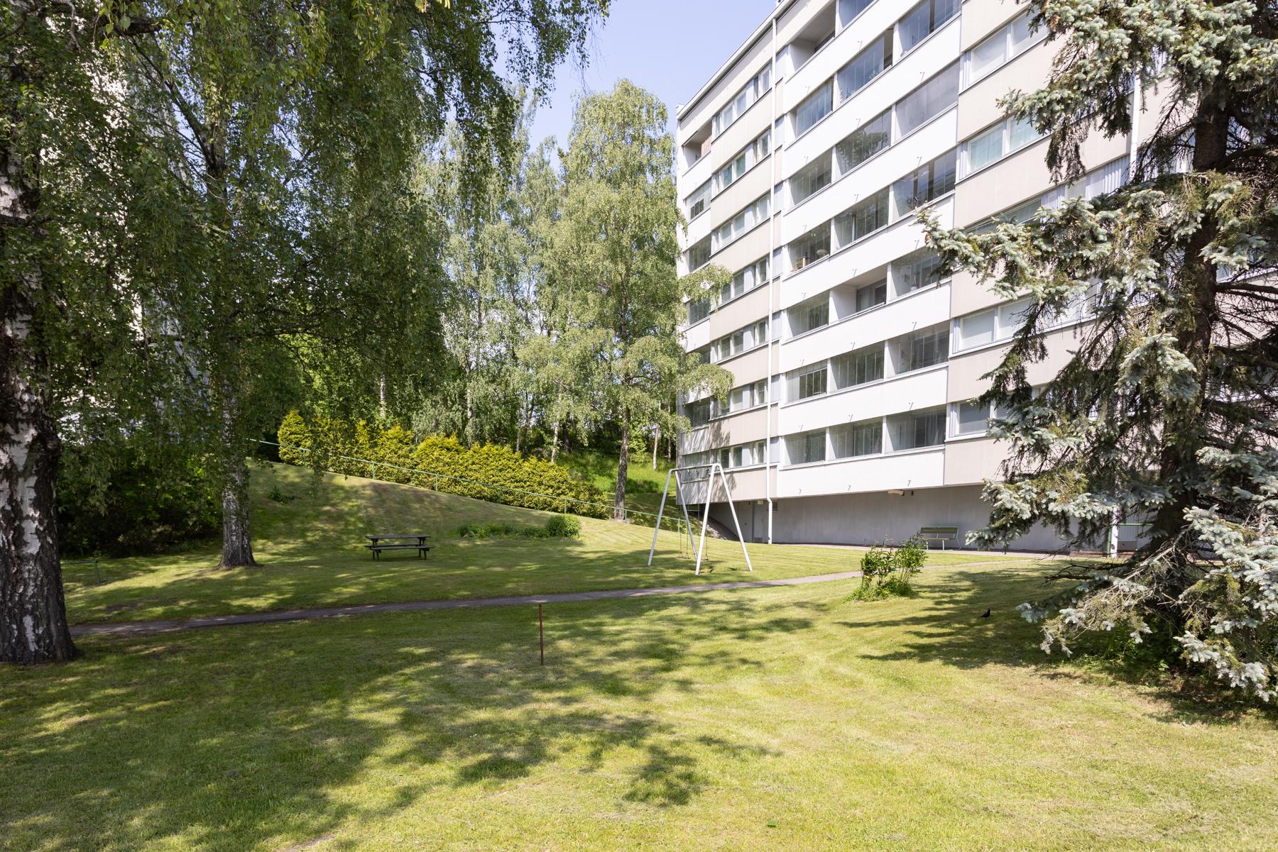 Taloyhtiön takapihaa