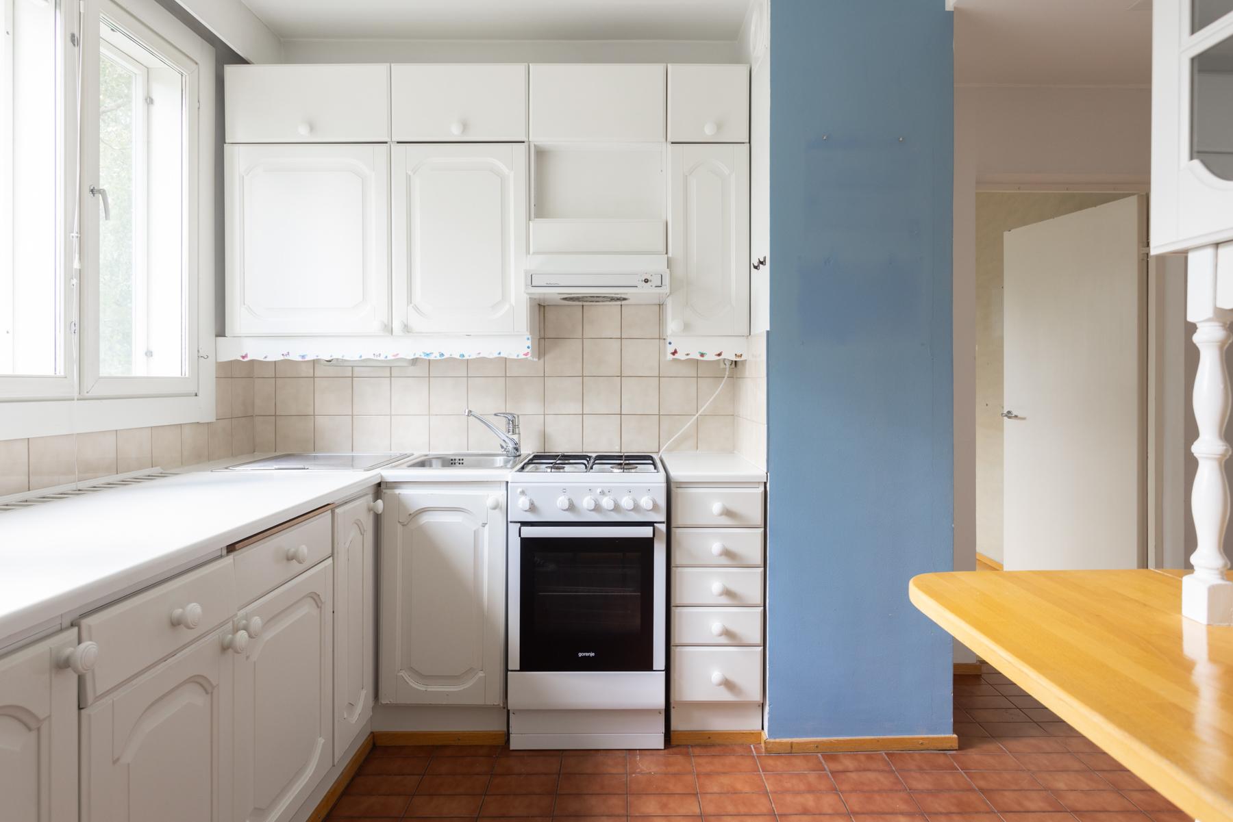 Keittiössä on runsaasti säilytystilaa