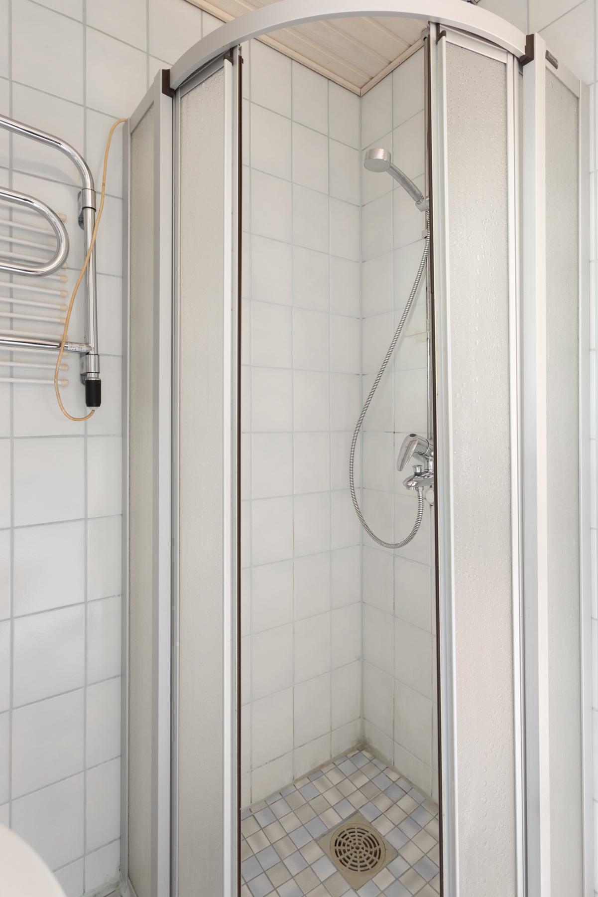 Kylpyhuoneen suihkutila