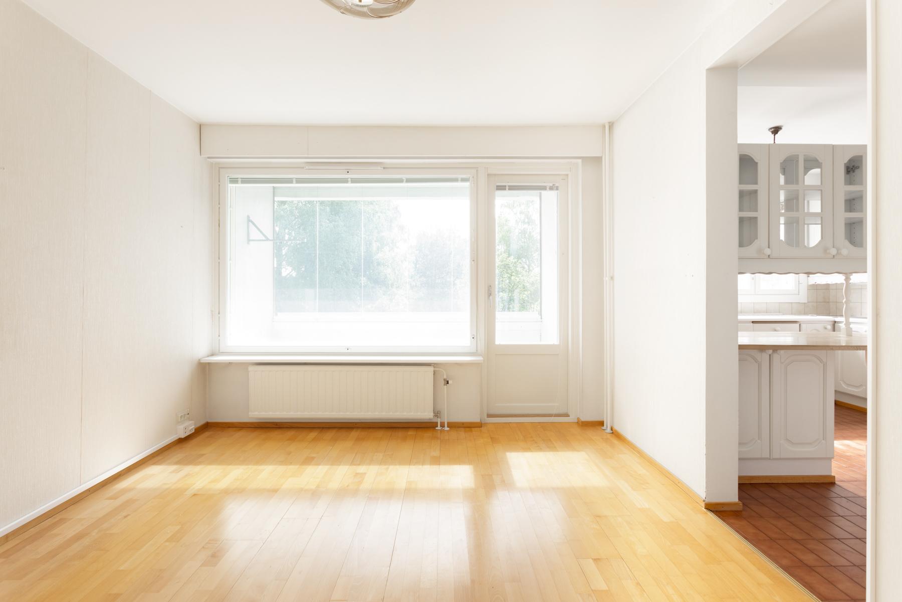 Olohuone - käynti lasitetulle parvekkeelle