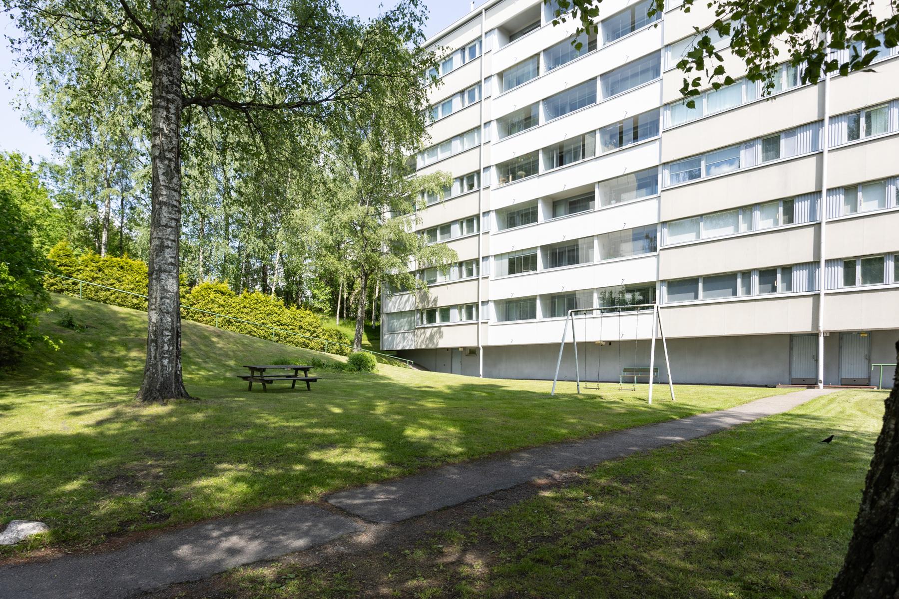 Taloyhtiön takapihaa