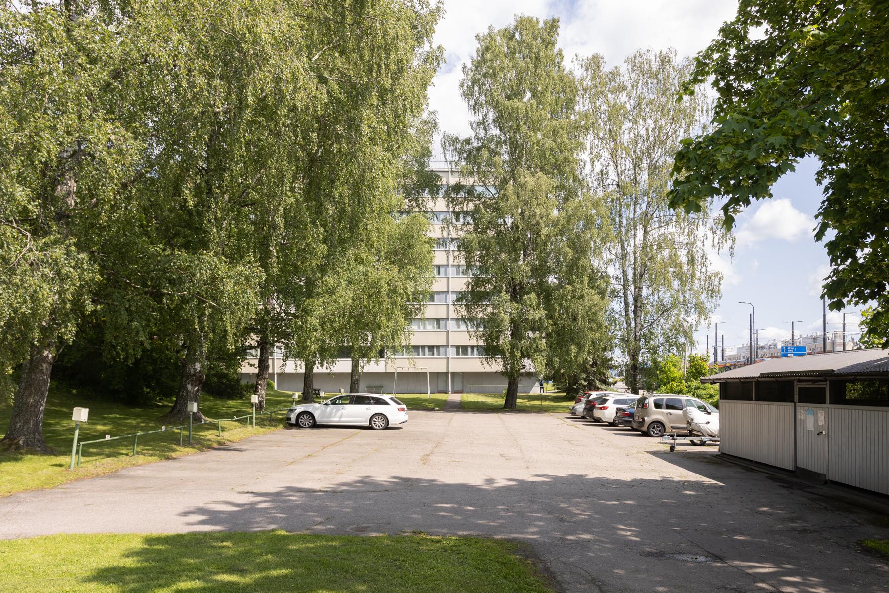 Taloyhtiön piha-aluetta - takapihan parkkipaikat