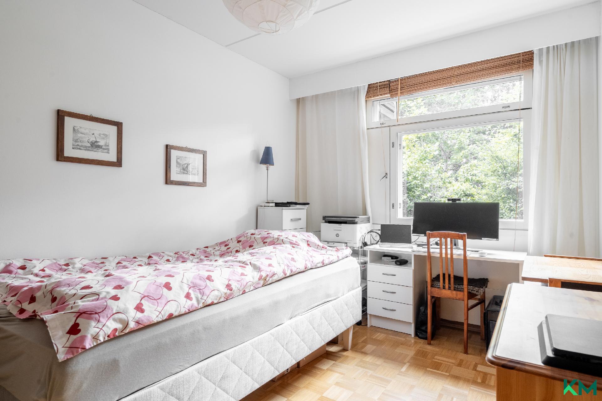 Alakerran toinen mh - Nedre våningens andra sovrum