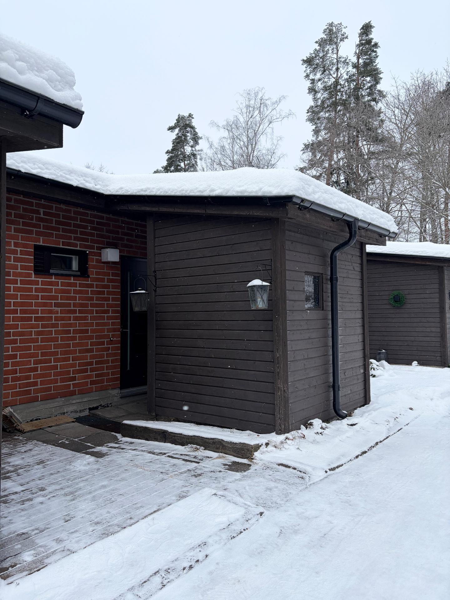 Sisääntulopihalla on ulkovarasto - Vid ingången finns ett uteförråd