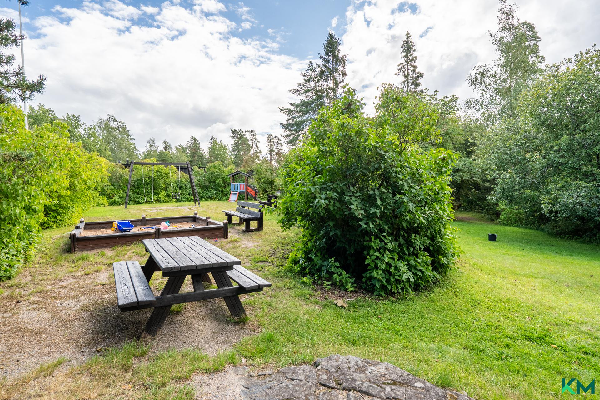 Tämän ja naapuriyhtiön yhteispihaa