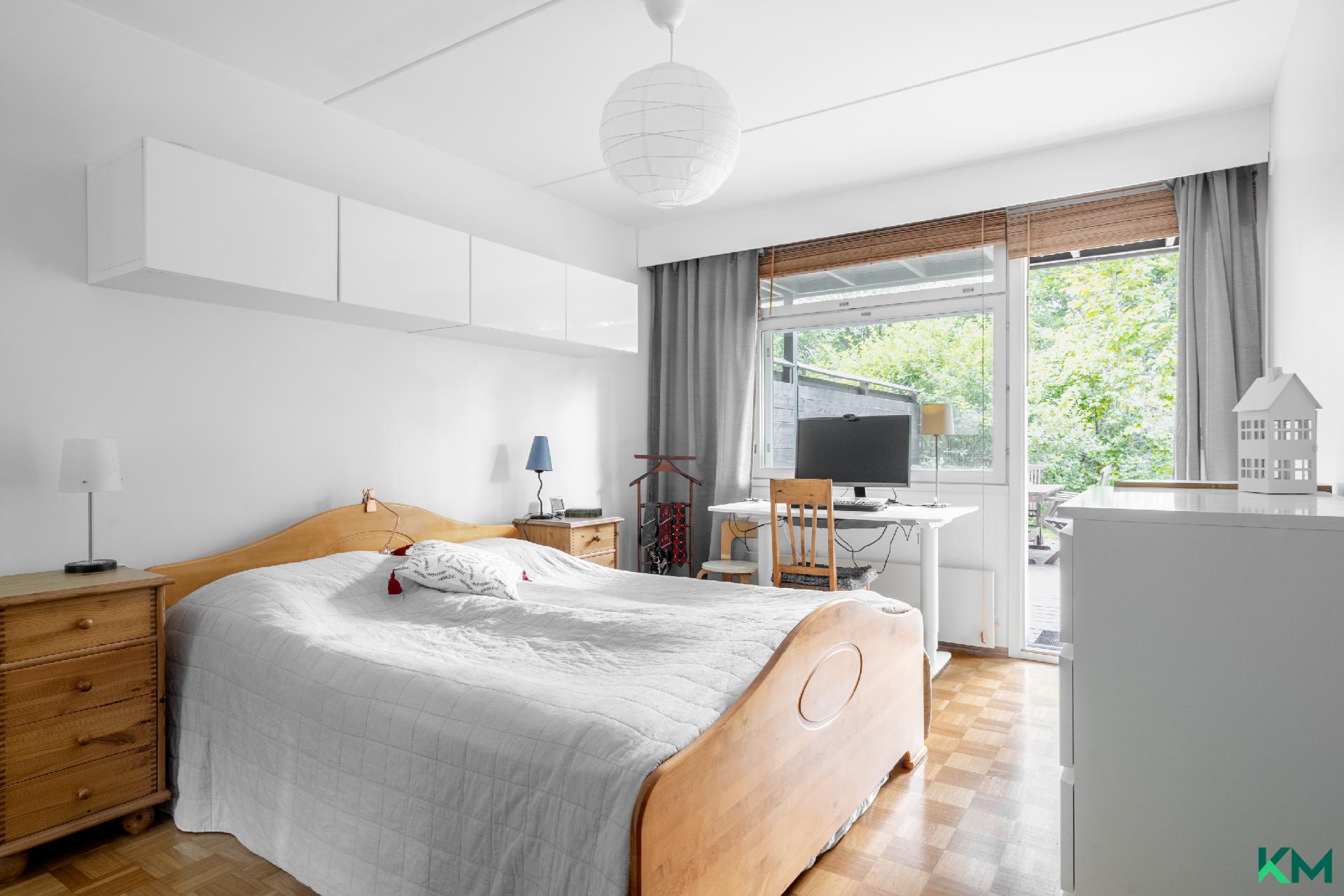 Alakerran mh, josta käynti terassille - Nedre våninges sovrum med utgång till terrass 