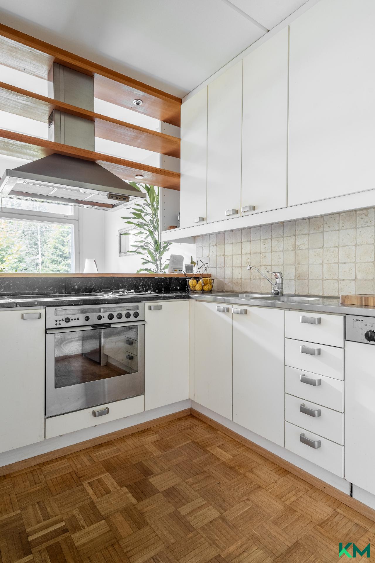 Keittiössä on runsaasti työskentelytilaa - Det finns gott om arbetsutrymme i köket