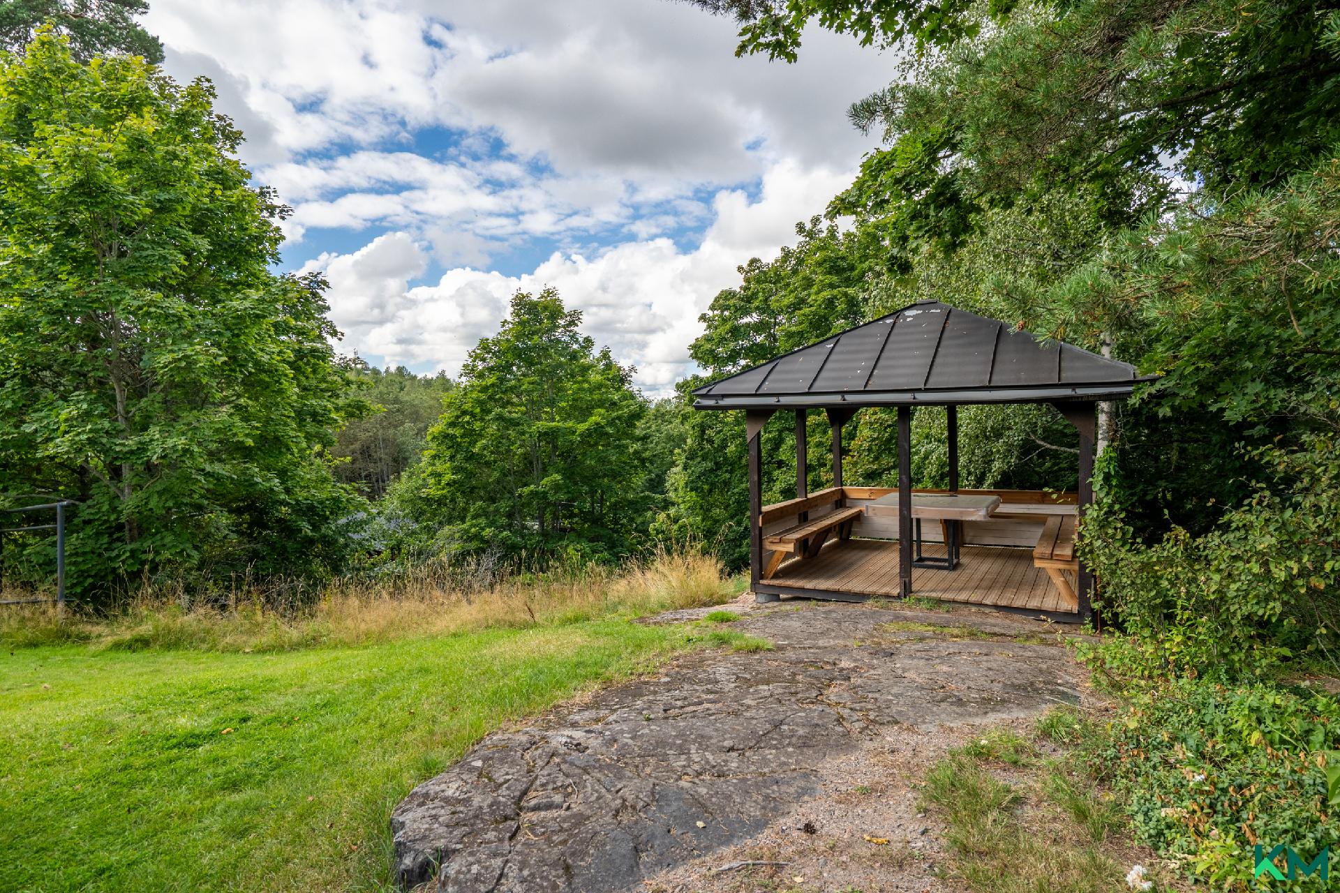 Tämän ja naapuriyhtiön yhteispihaa