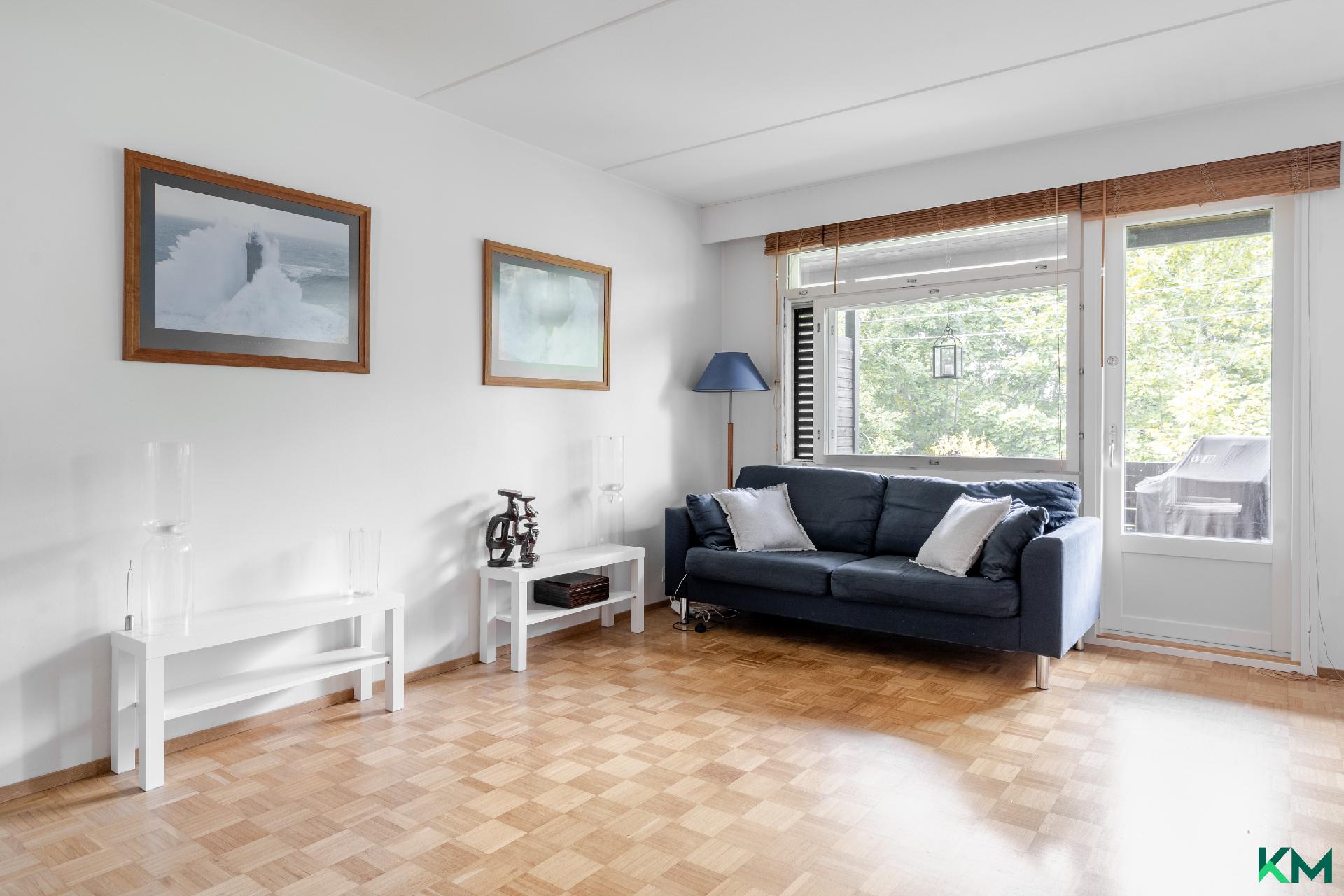 Olohuone josta käynti parvekkeelle - Vardagsrum med balkong