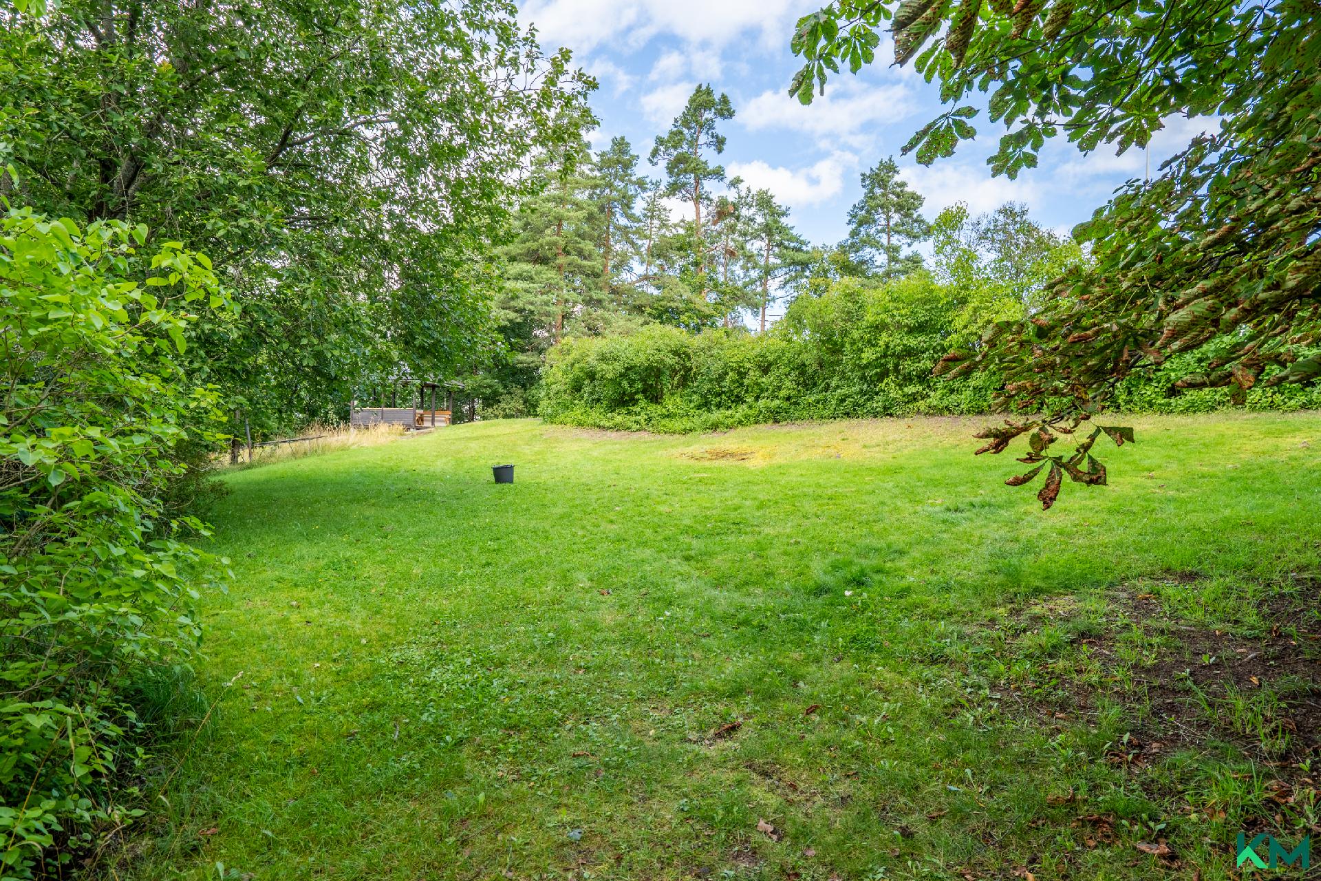 Tämän ja naapuriyhtiön yhteispihaa