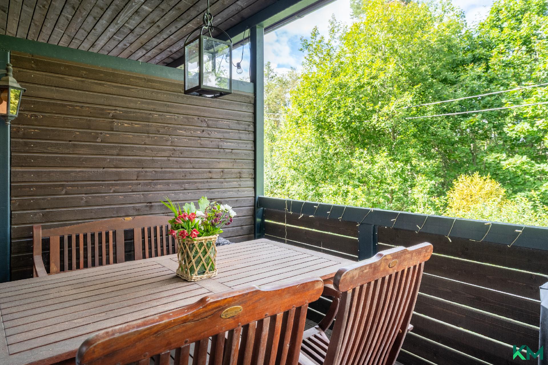 Parvekkeelle mahtuu ruokailemaan - Det ryms matbord på balkongen 