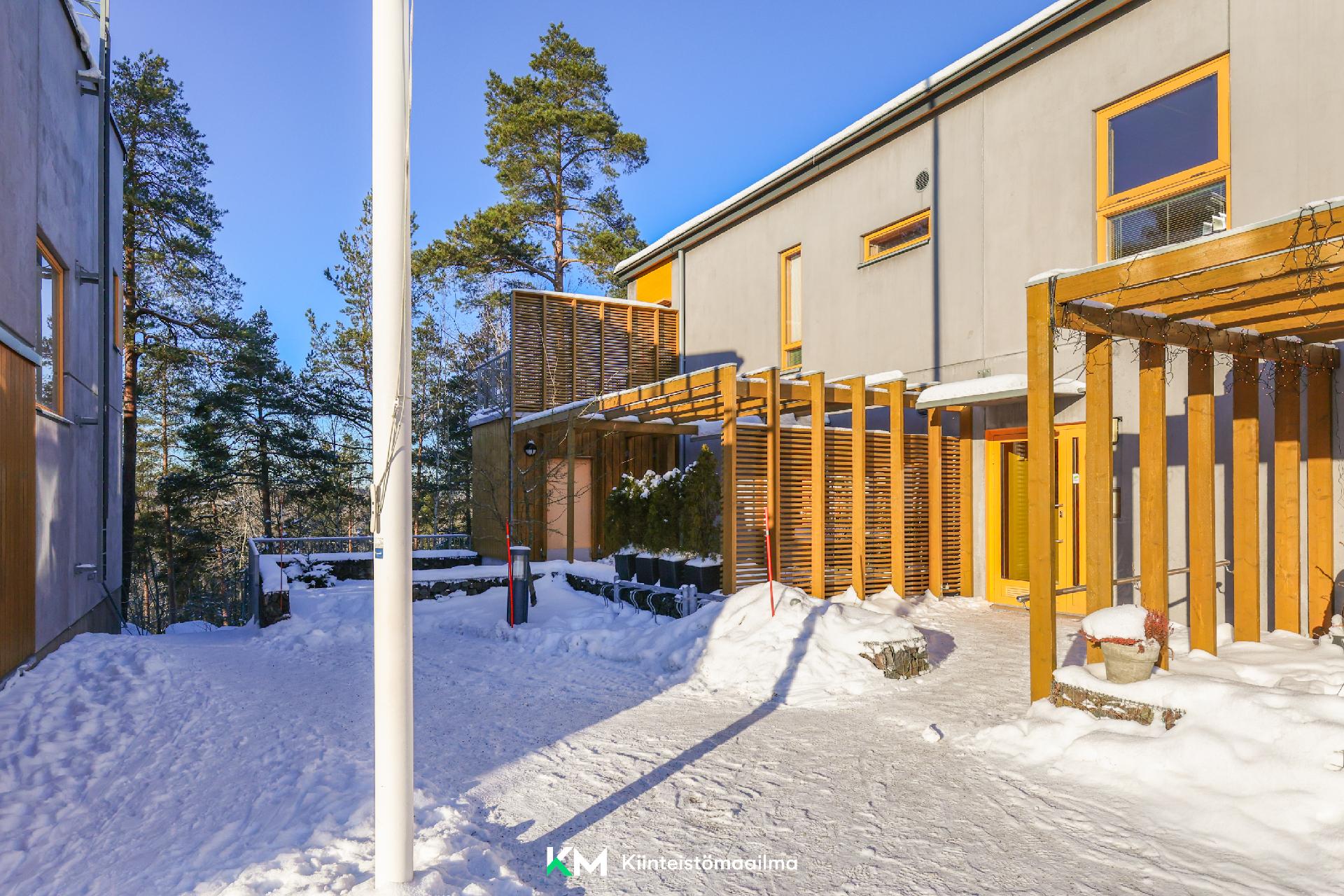 Rauhallinen sijainti metsän reunassa