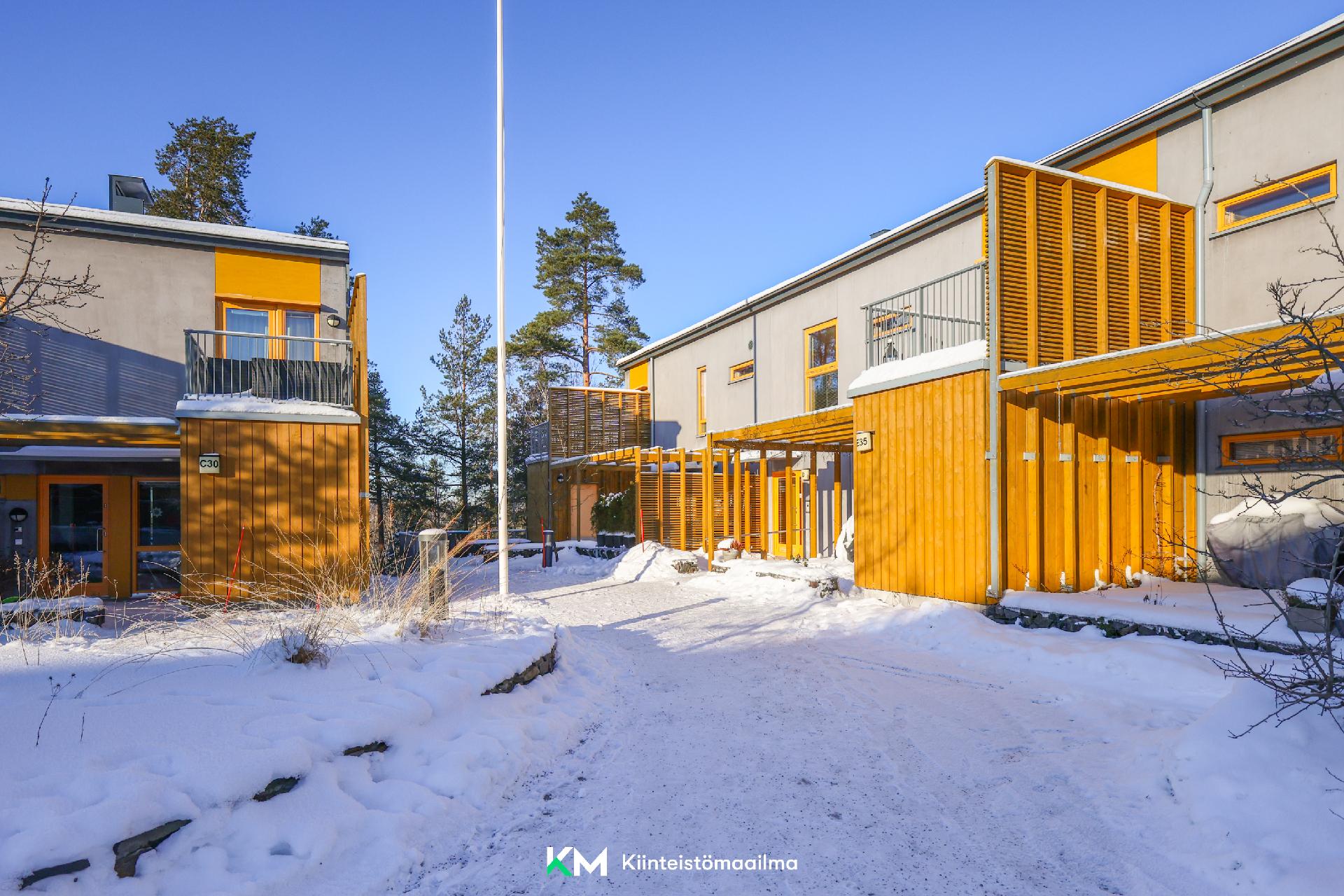 Talon julkisivua sisäpihan puolelta