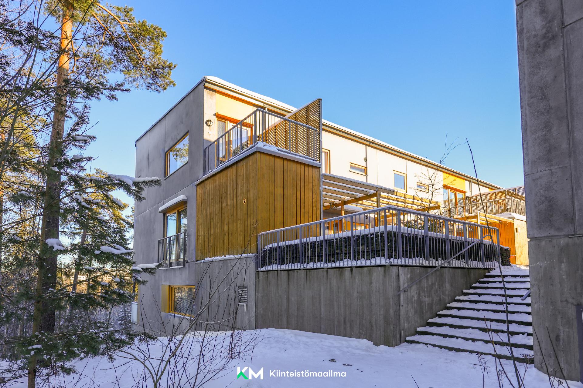 Omaa piha-aluetta metsän puolelta