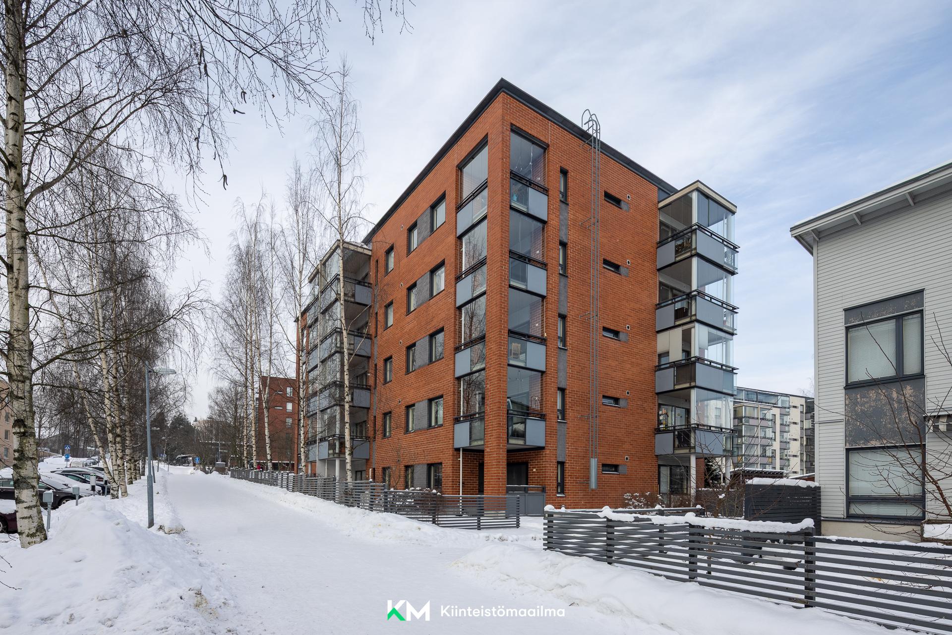 Julkisivu kävelytieltä