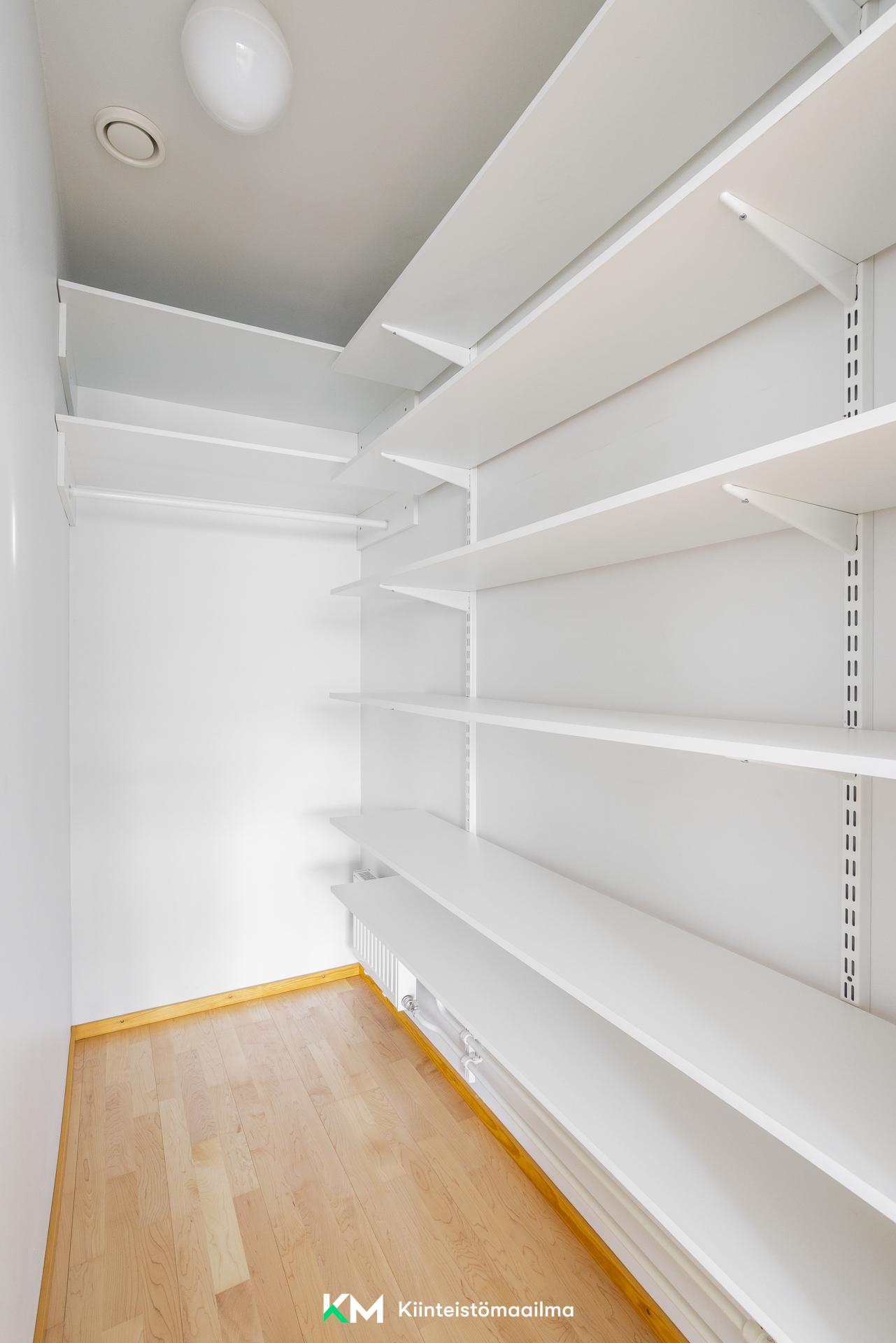 Vaatehuone makuuhuoneen yhteydessä