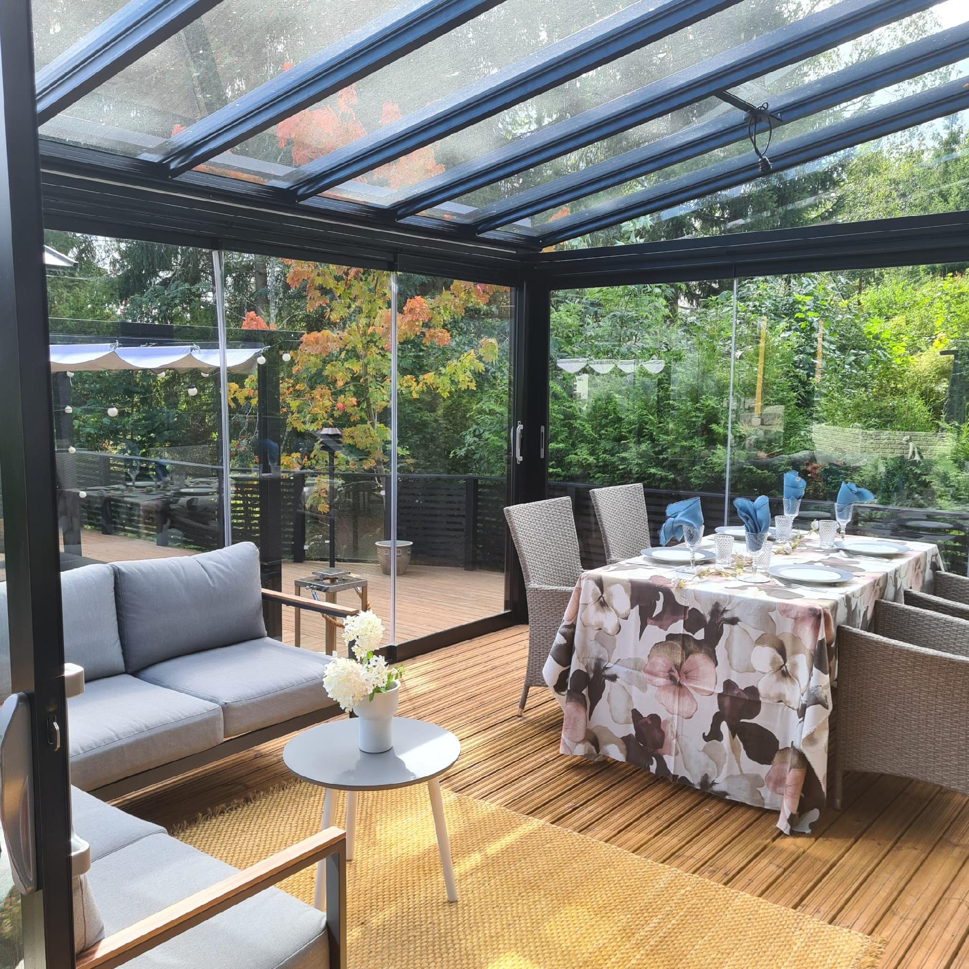 Katettu terassi kesäaikaan