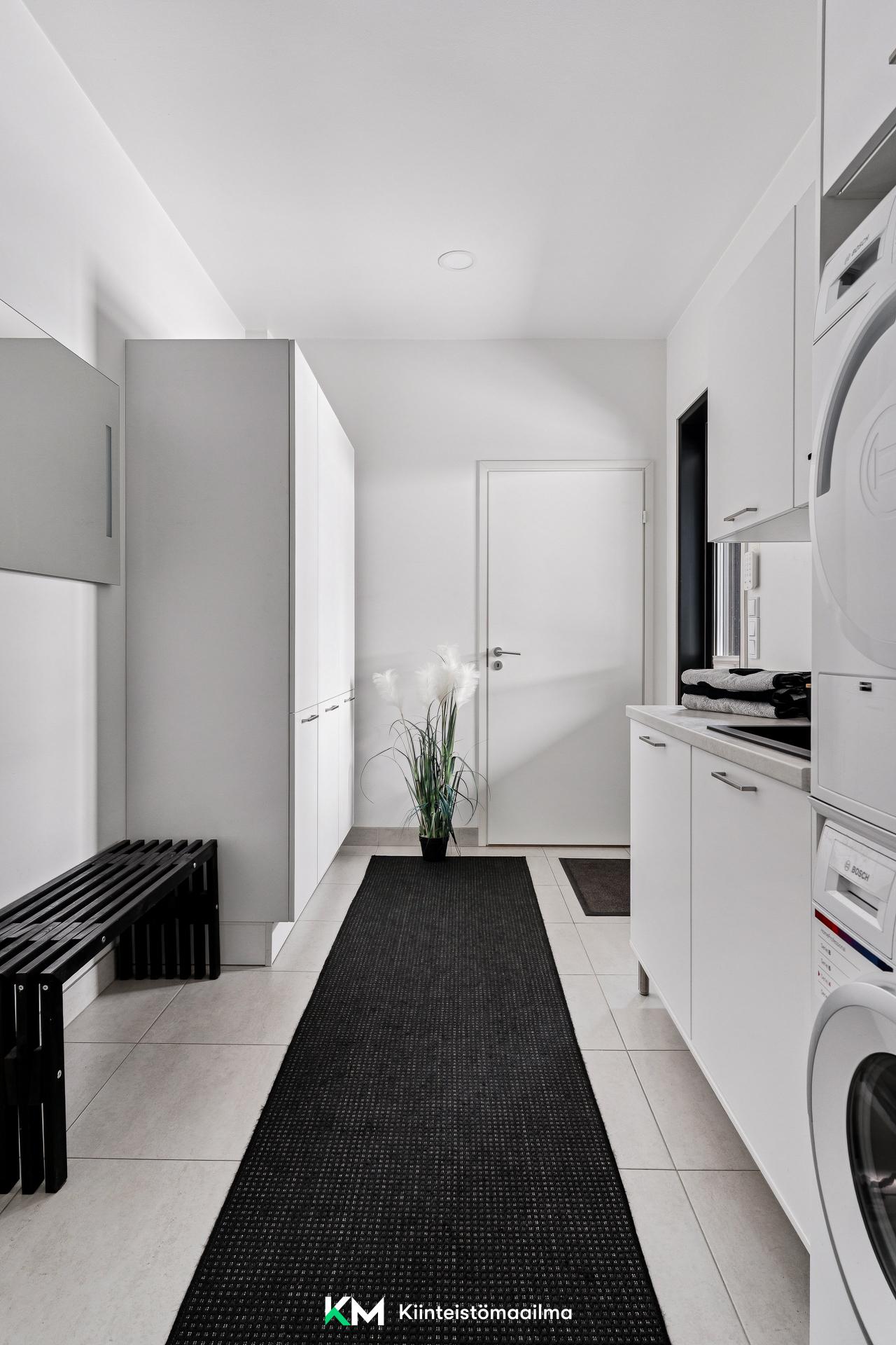 kodinhoitohuone, josta käynti ulos