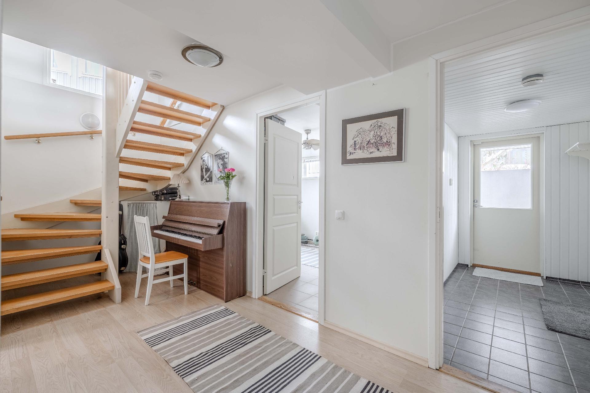 Mustanniemenrinne 3a, Puistola, Helsinki