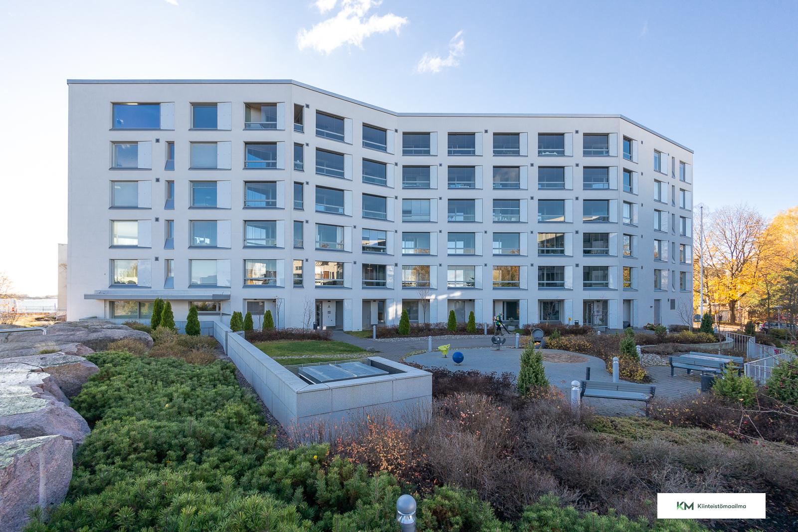 Julkisivu pihan suunnasta