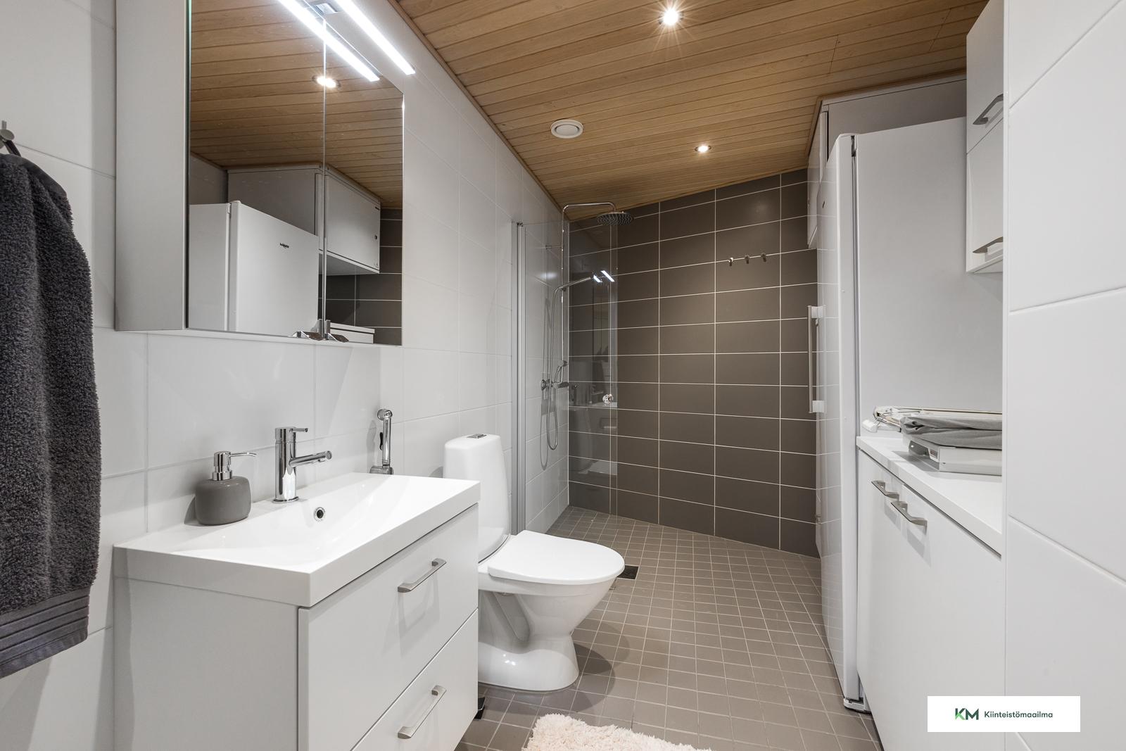 Alakerran kylpyhuone/kodinhoitohuone