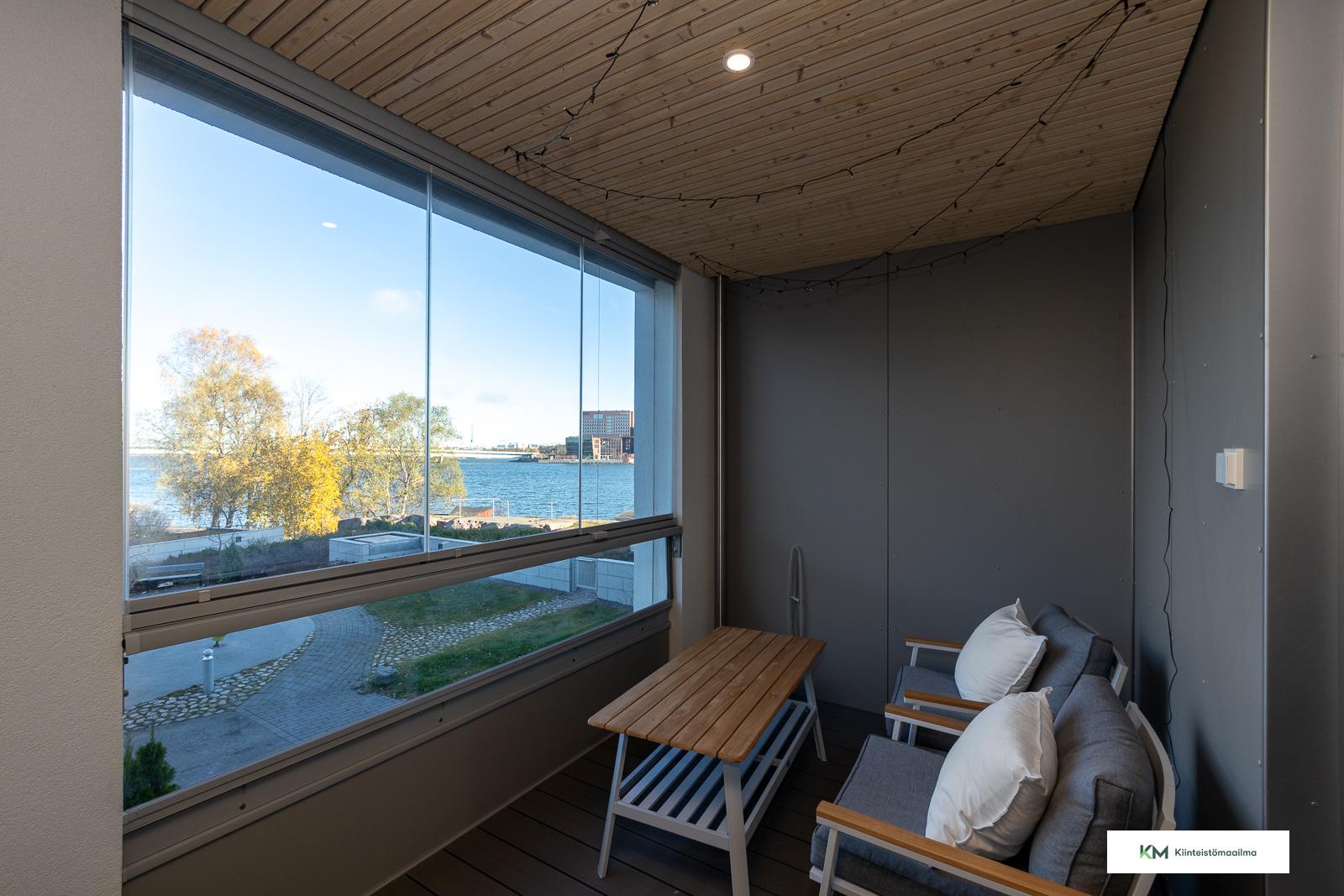 Lasitettu parveke merinäkymin