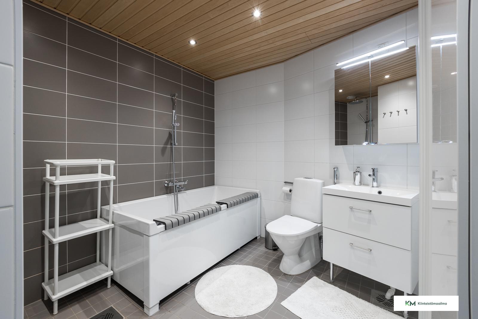 Yläkerran kylpyhuone