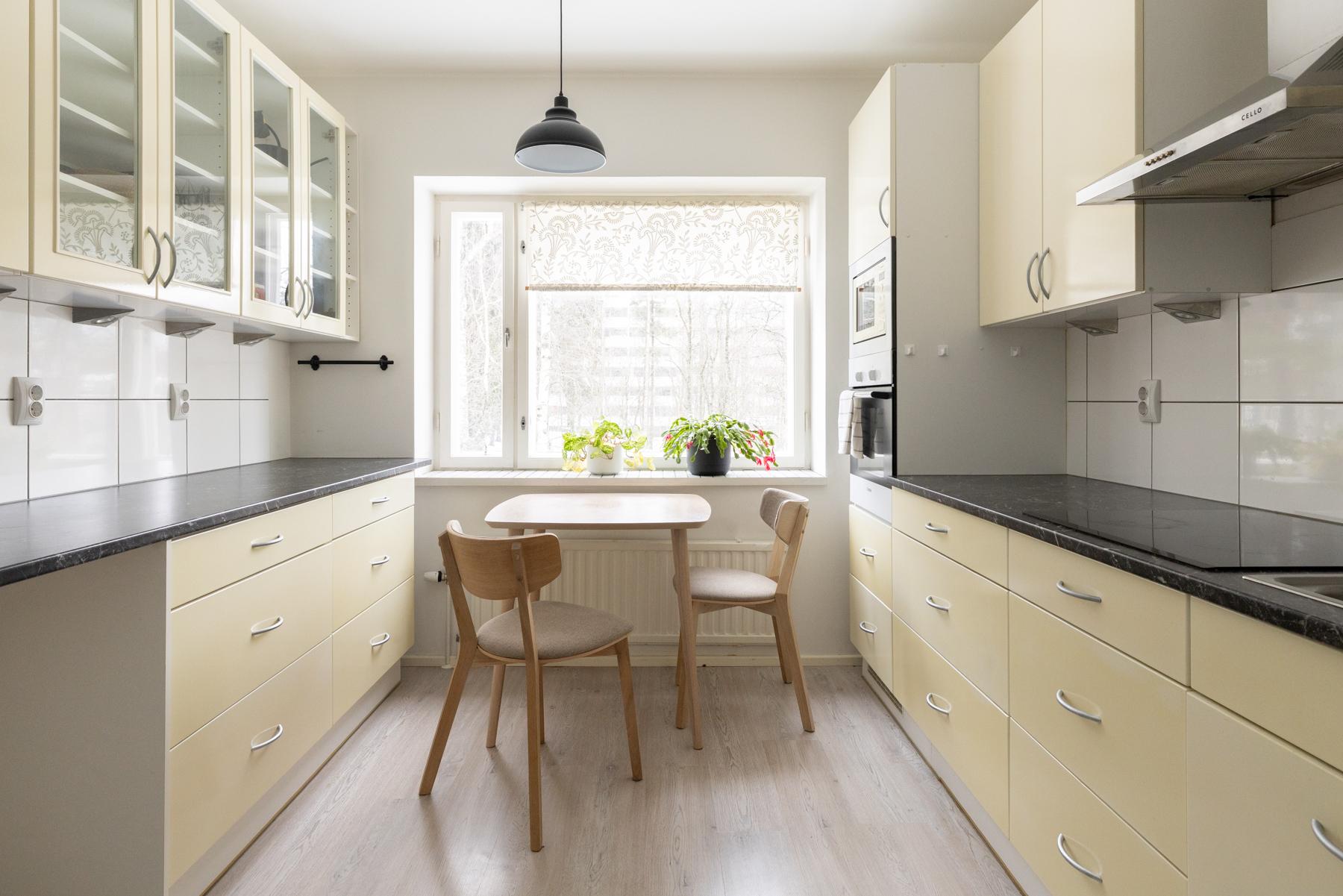 Tilava keittiö, jossa paljon säilytystilaa