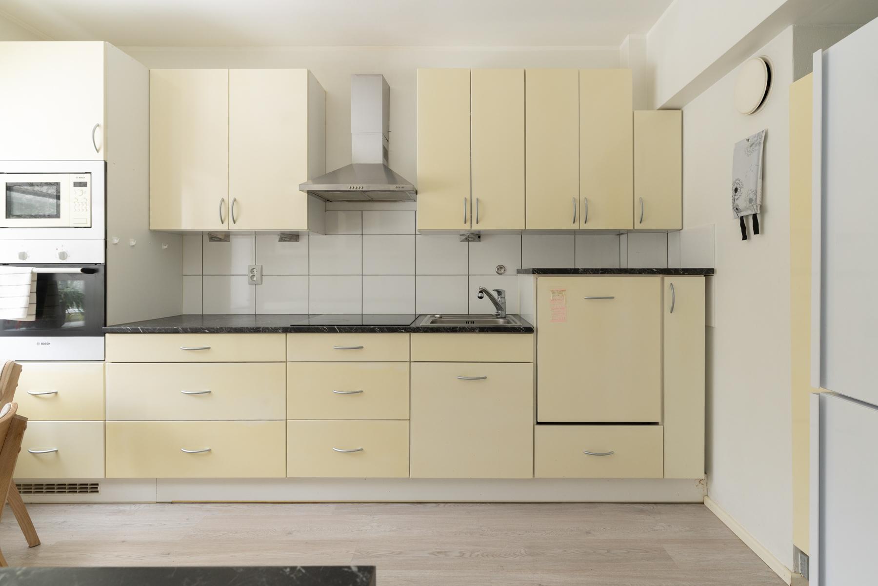 Tilava keittiö, jossa paljon säilytystilaa