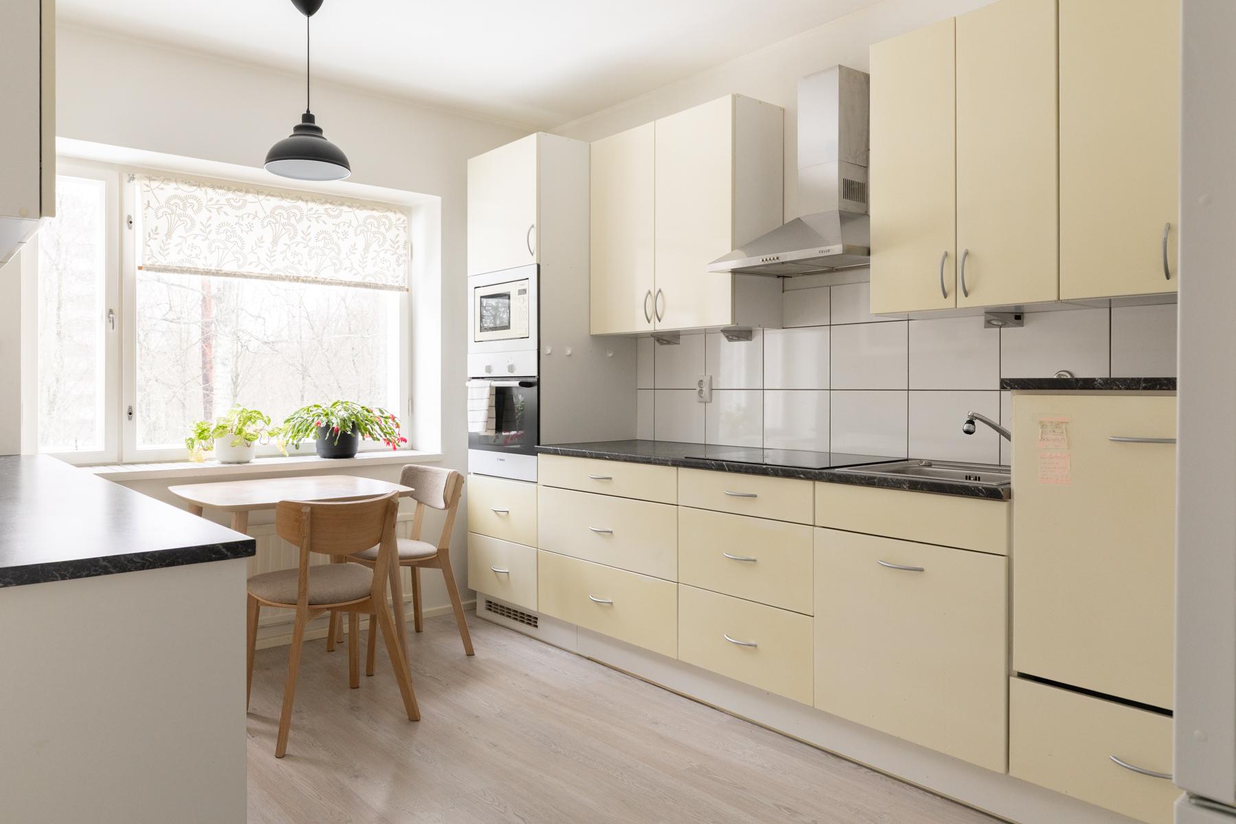 Tilava keittiö, jossa paljon säilytystilaa