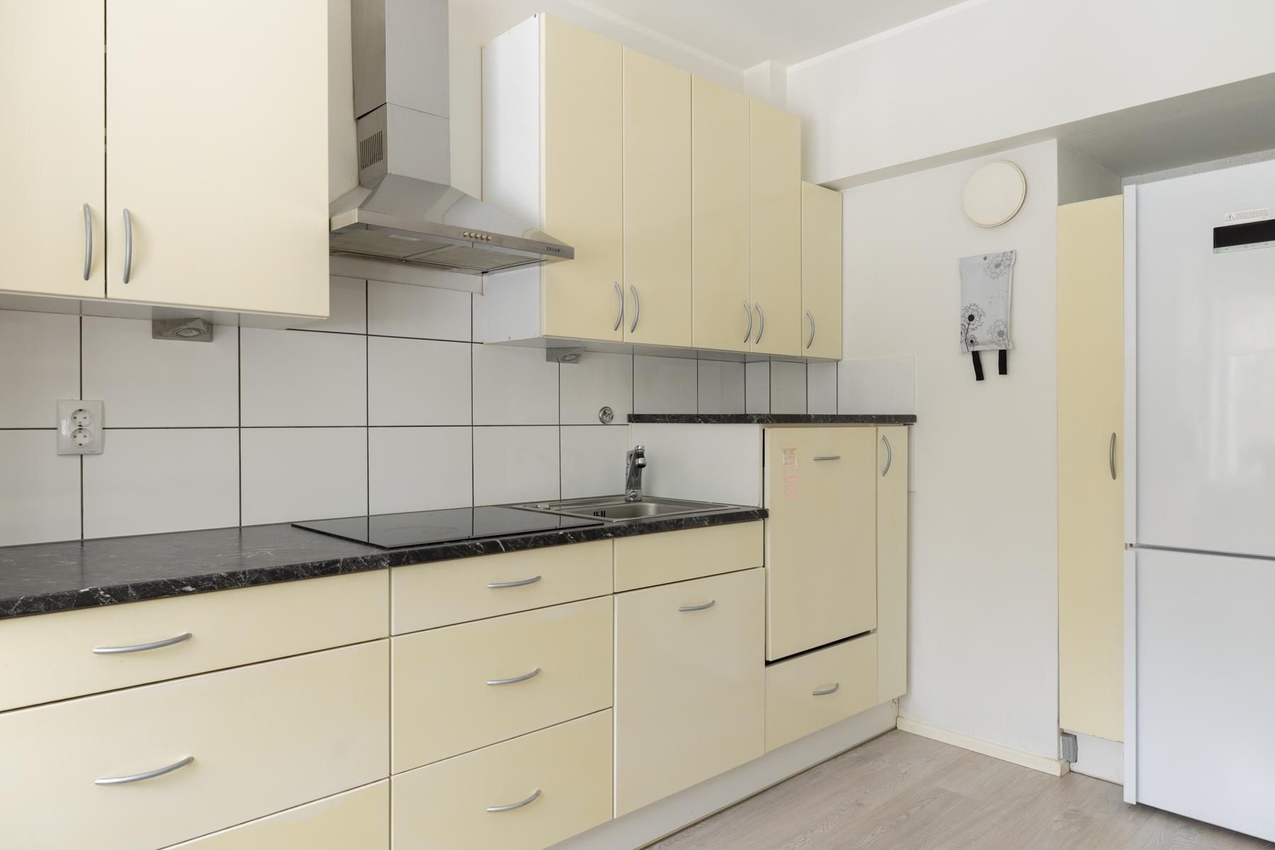 Tilava keittiö, jossa paljon säilytystilaa