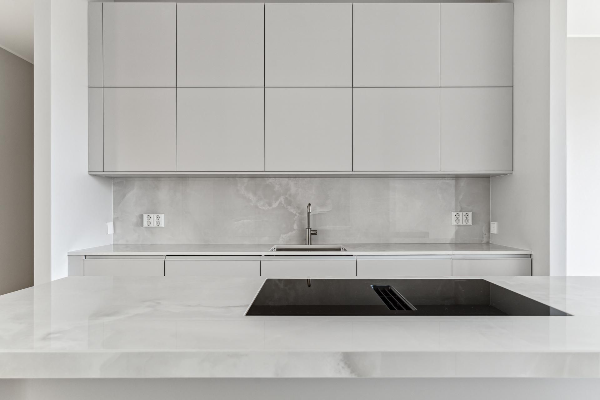 Keittiössä paljon lasku- ja kaappitilaa ja Gaggenaun kodinkoneet