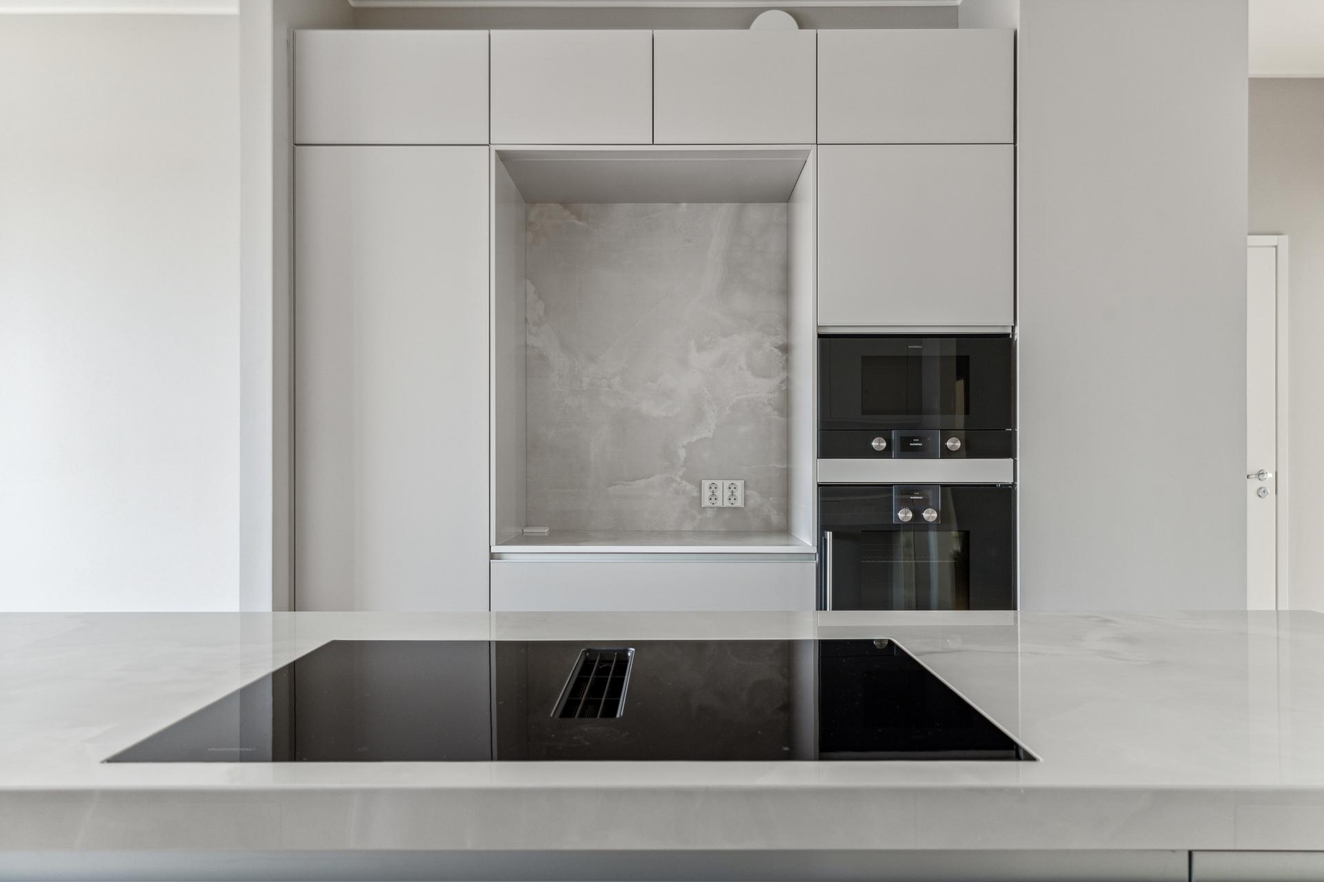 Keittiössä paljon lasku- ja kaappitilaa ja Gaggenaun kodinkoneet