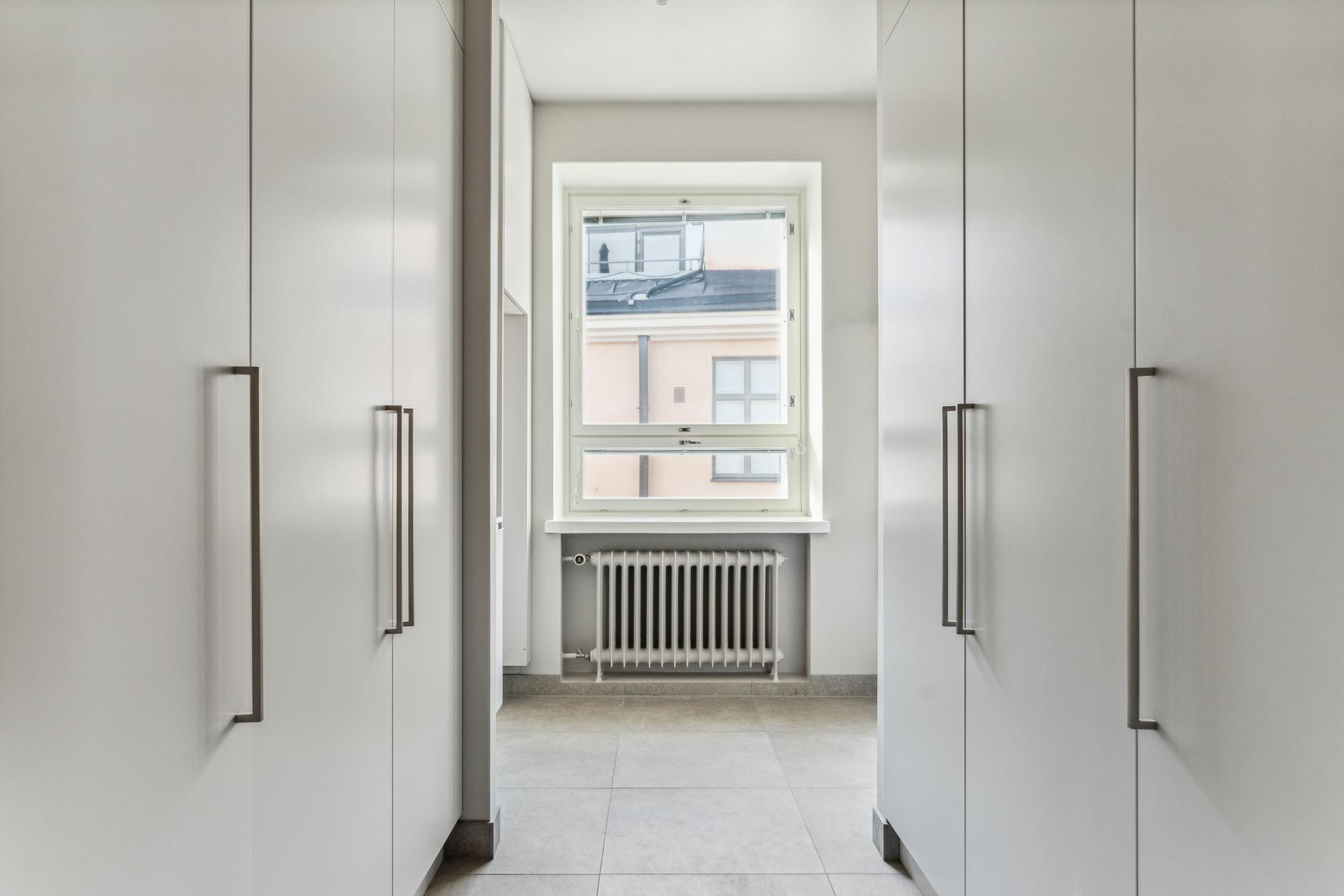 Kodinhoitohuoneeseen oma sisäänkäynti sisäpihan rapusta