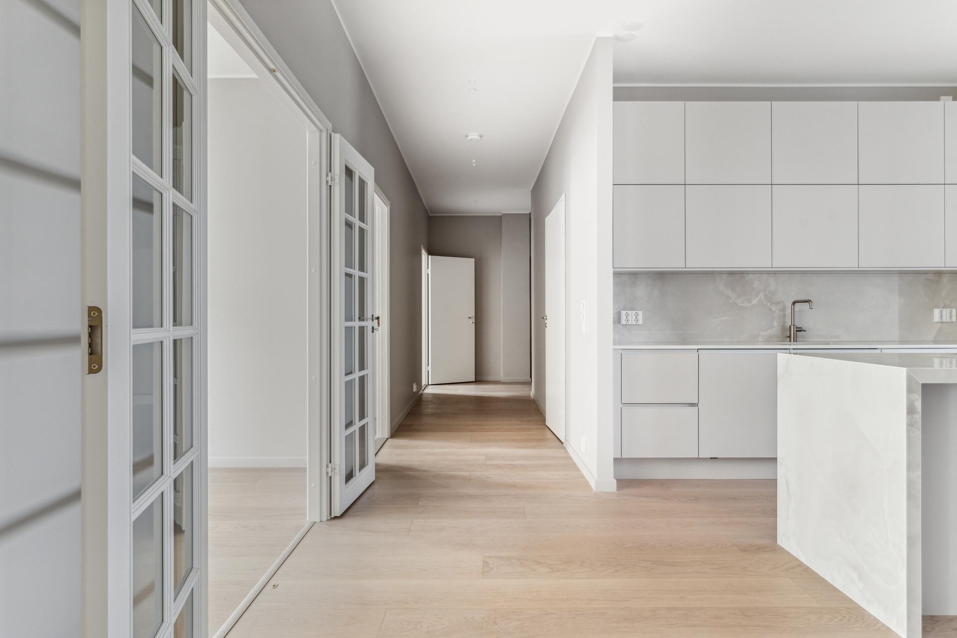 Ruokailutila/makuuhuone keittiön vieressä