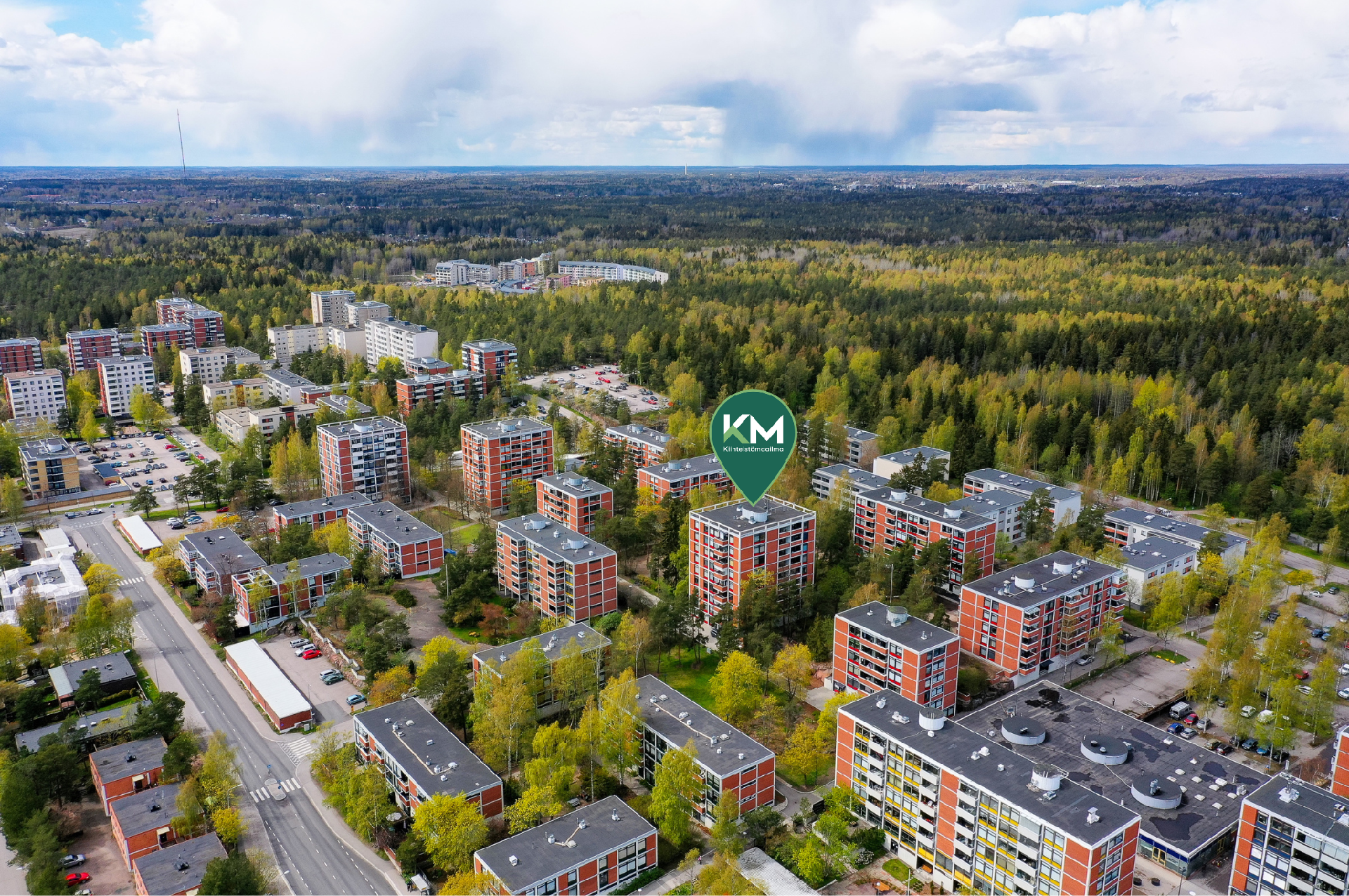 Ilmakuvaa kesältä, takana siintää vehreä Keskuspuisto.