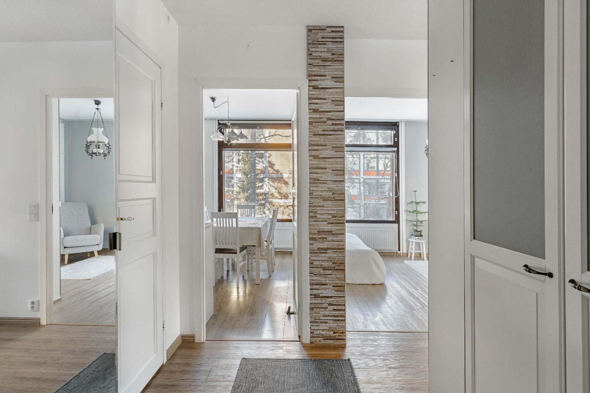 Näkymää eteisestä kohti keittiötä ja makuuhuonetta.