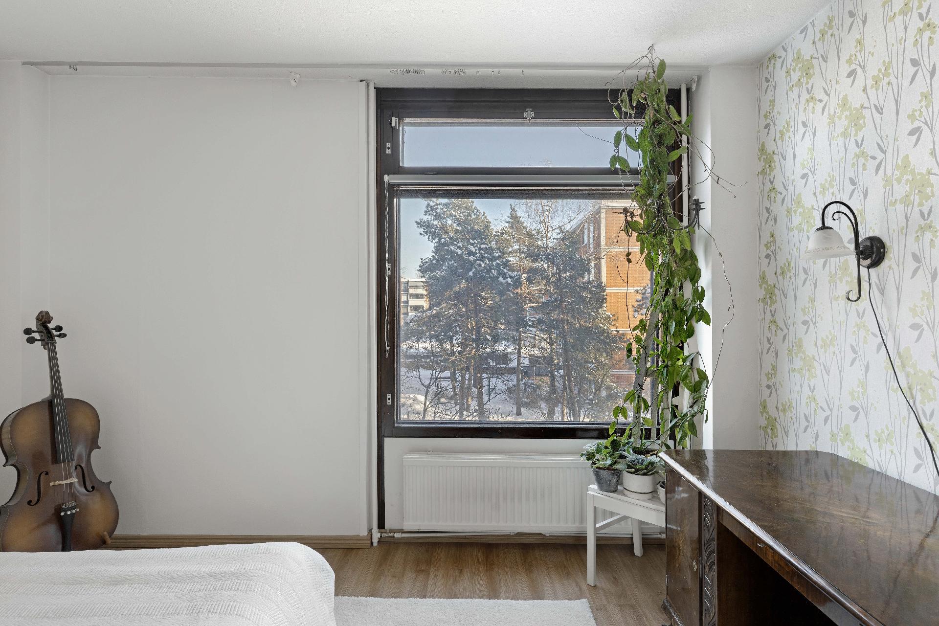 Makuuhuoneesta rauhalliset näkymät sisäpihan suuntaan.