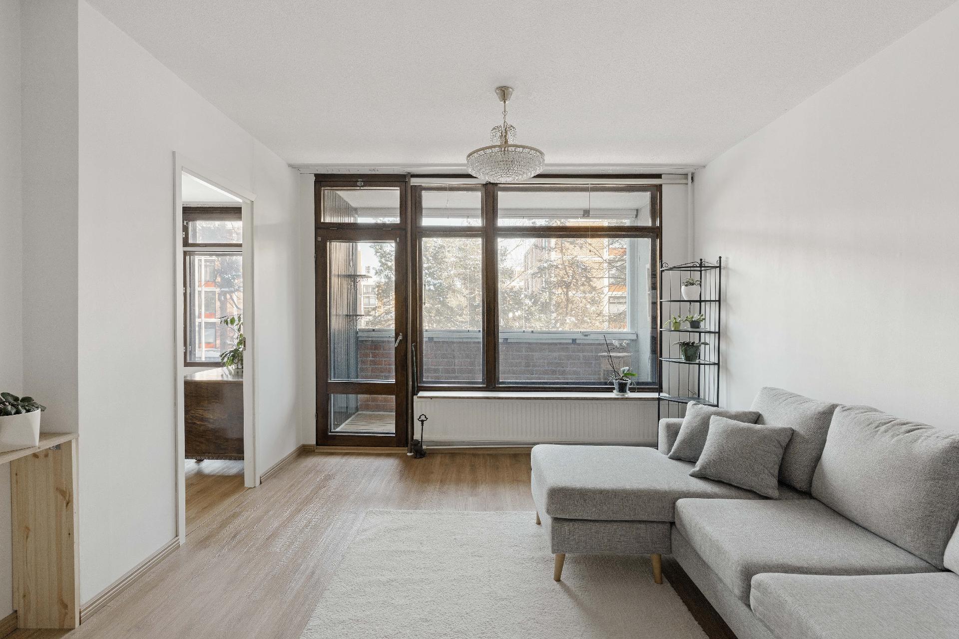 Olohuone on valoisa ja ikkunoista aukeaa näkymä sisäpihalle.