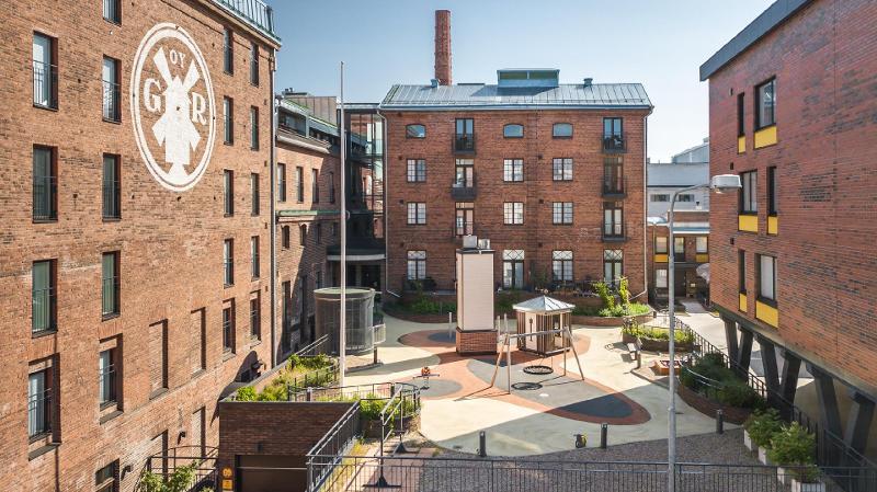 kesäinen kuva sisäpihalta