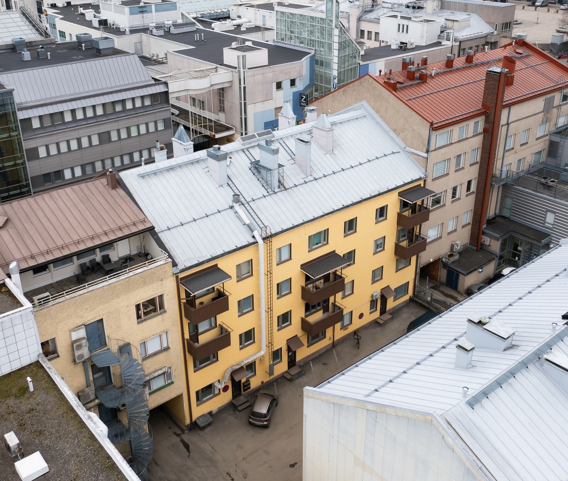 Sijainti rauhallisella sisäpihan puolella B-talossa