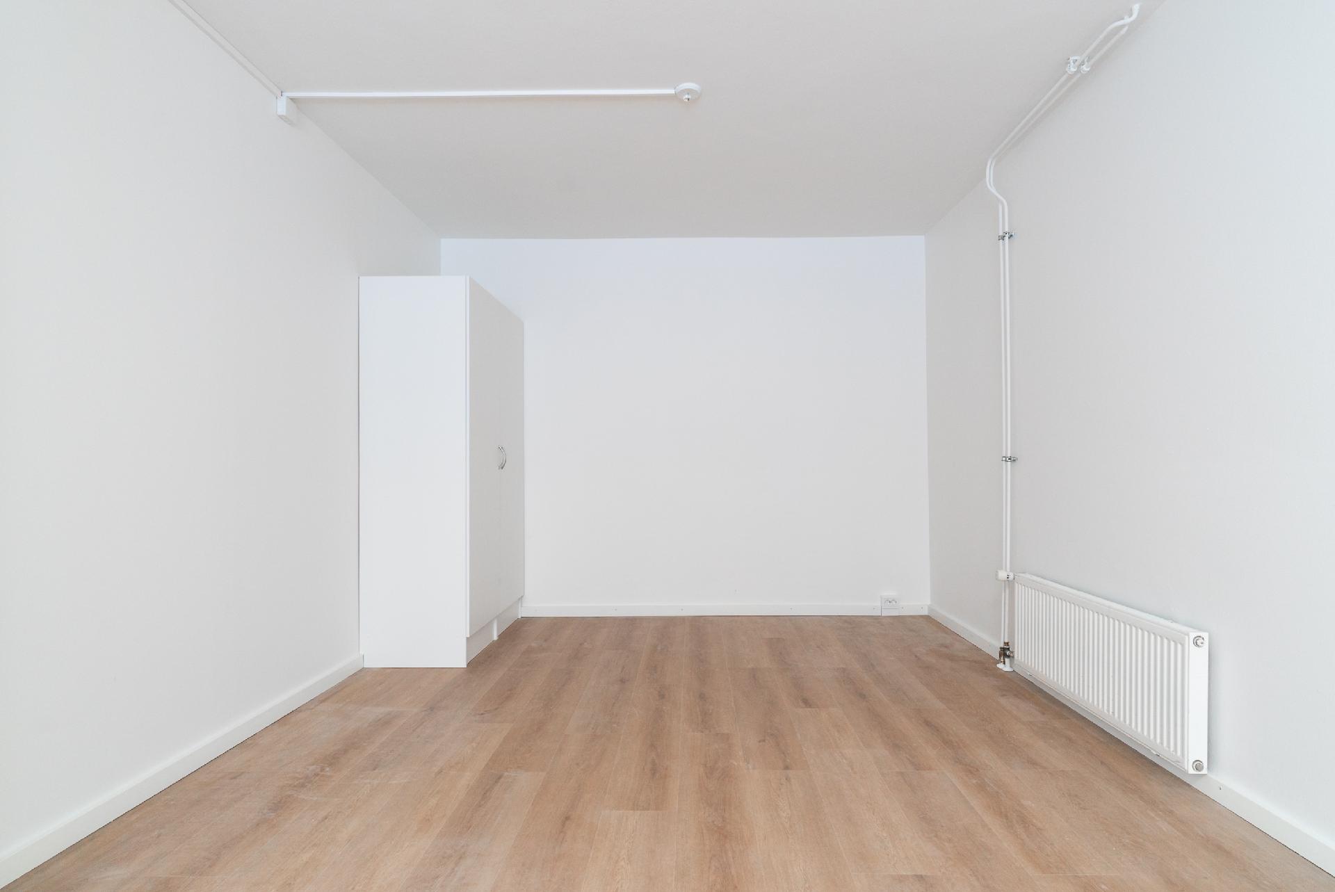 Huoneessa hyvin tilaa sängylle