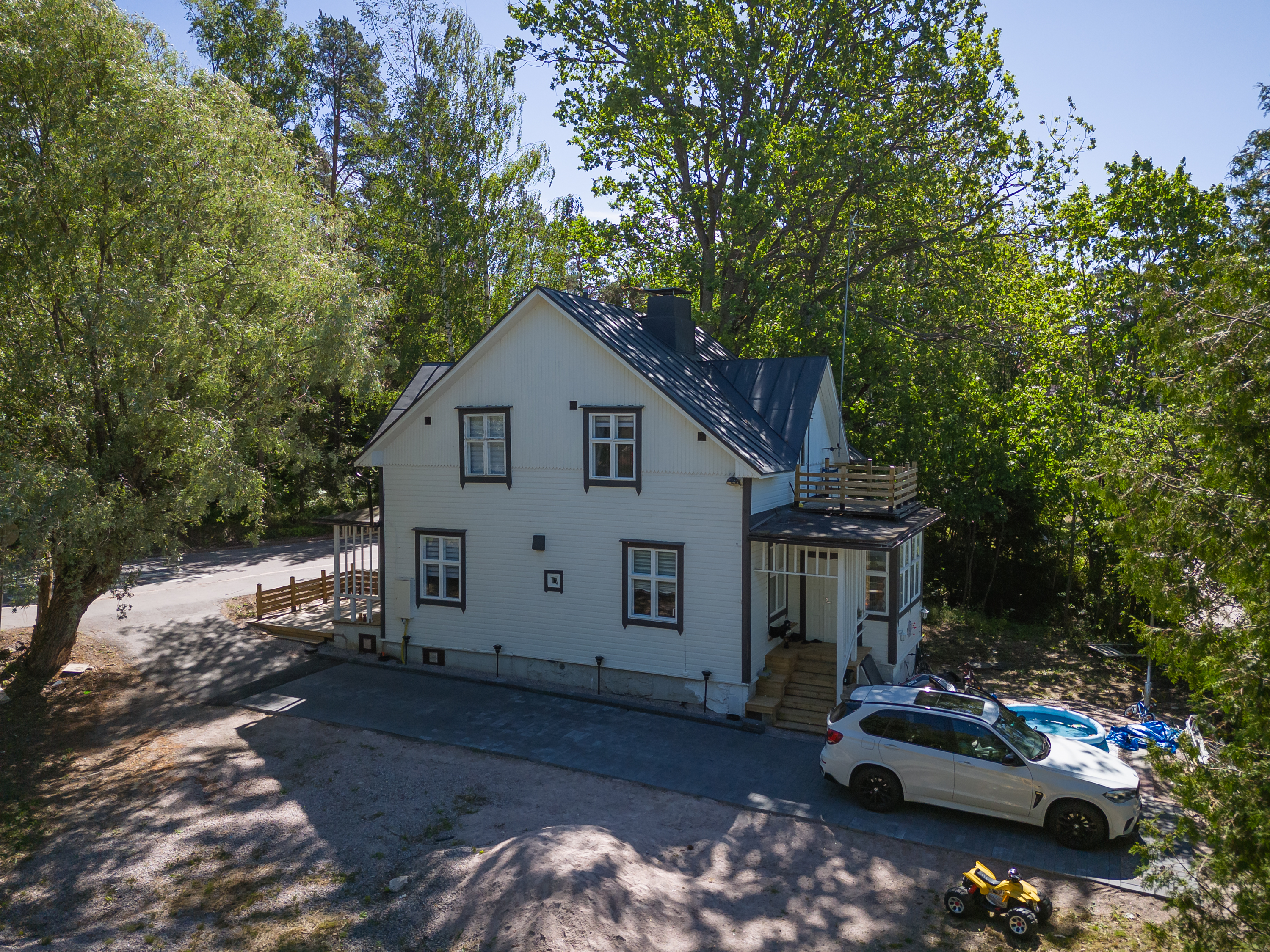 Lähes 1000 m2 tontti on puutarhanlaittajan unelma