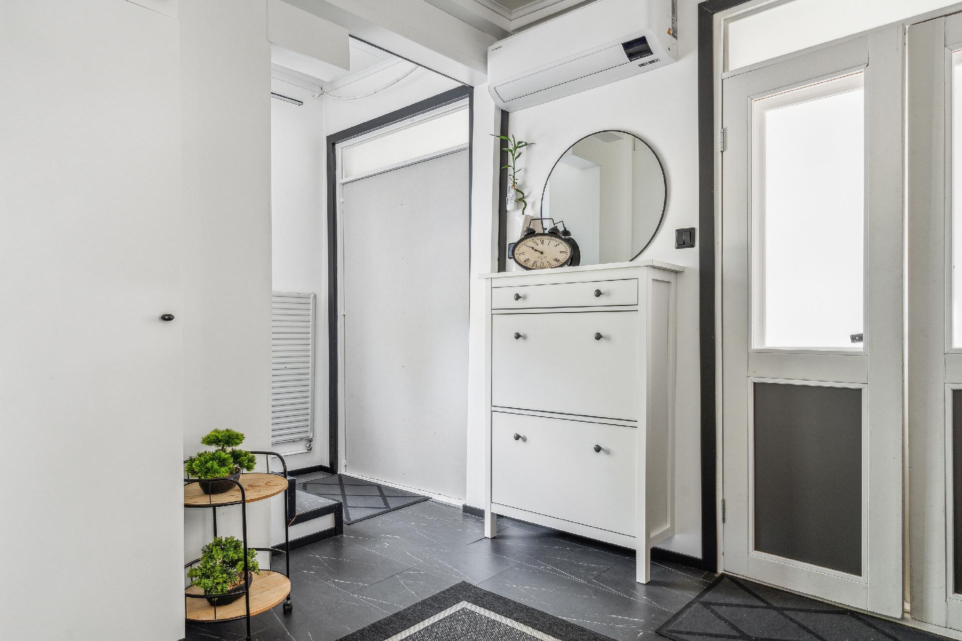 Eteisestä on käynti ala- ja yläkertaan