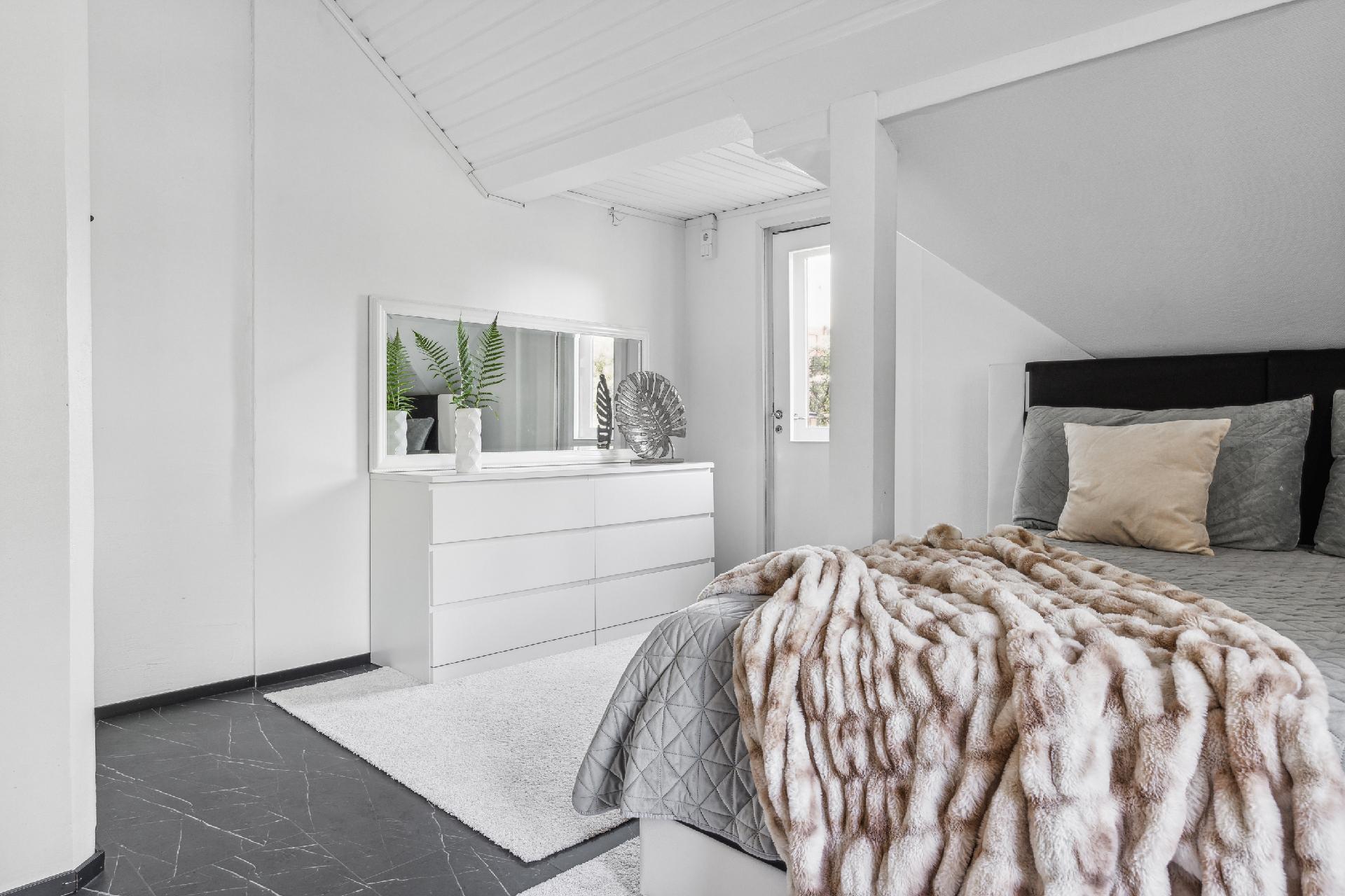 Päämakuuhuoneen yhteydessä on parveke