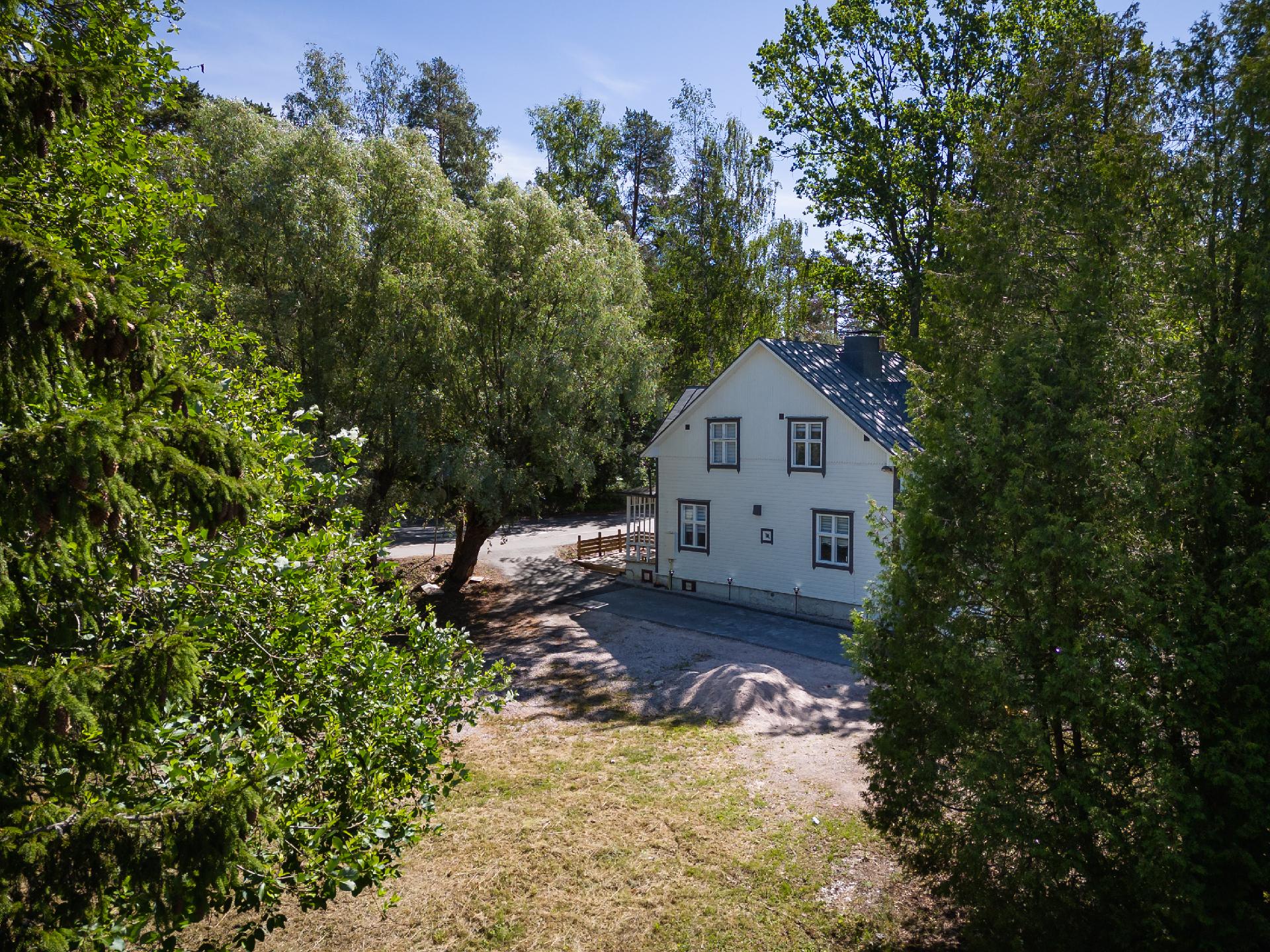 Idyllinen vanha talo puiden siimeksessä