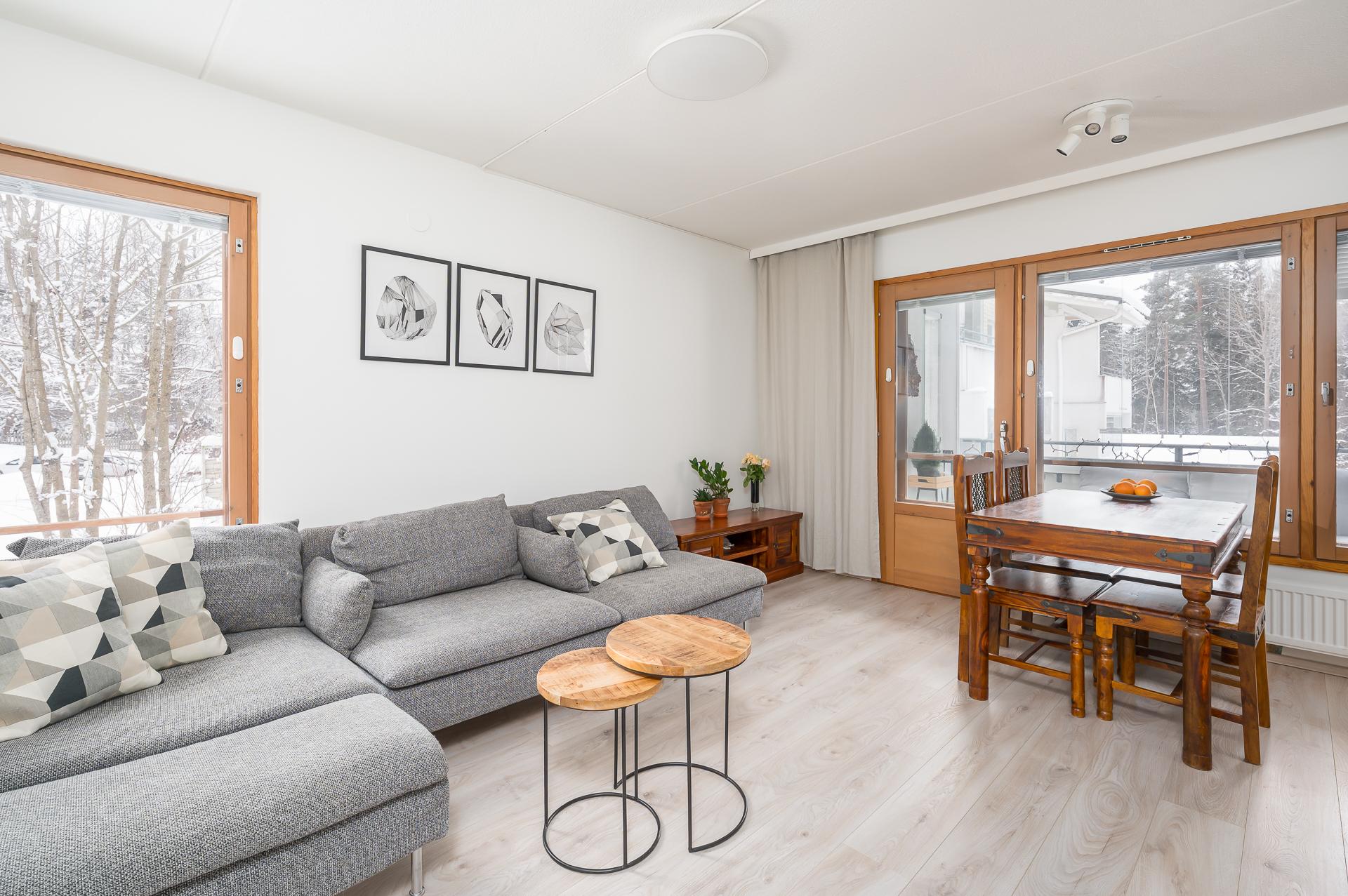 Tilaa riittää isommallekin sohvalle ja ruokapöydälle